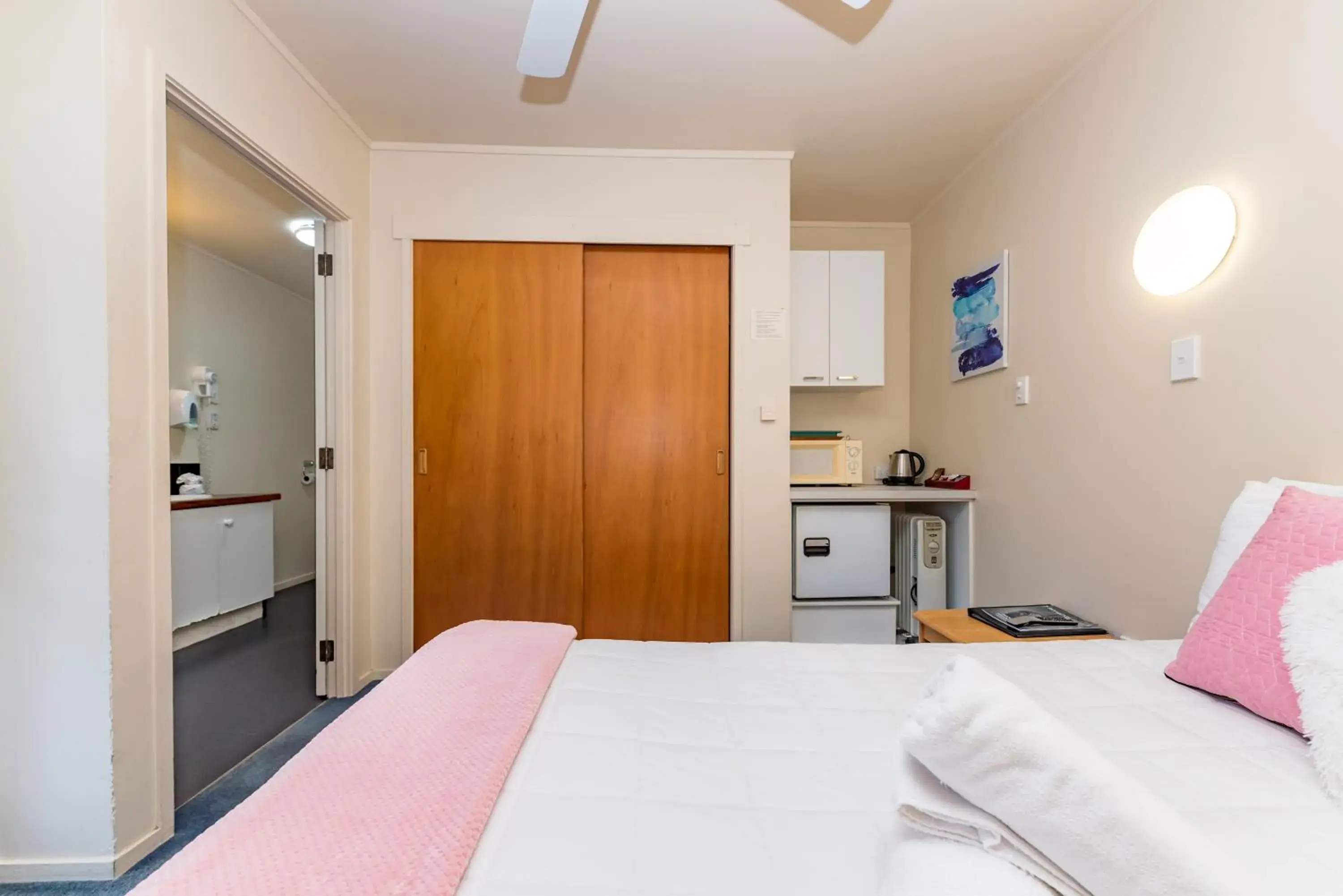 Standard Queen Studio in Dolphin Motel Standard Queen Studio in Dolphin Motel