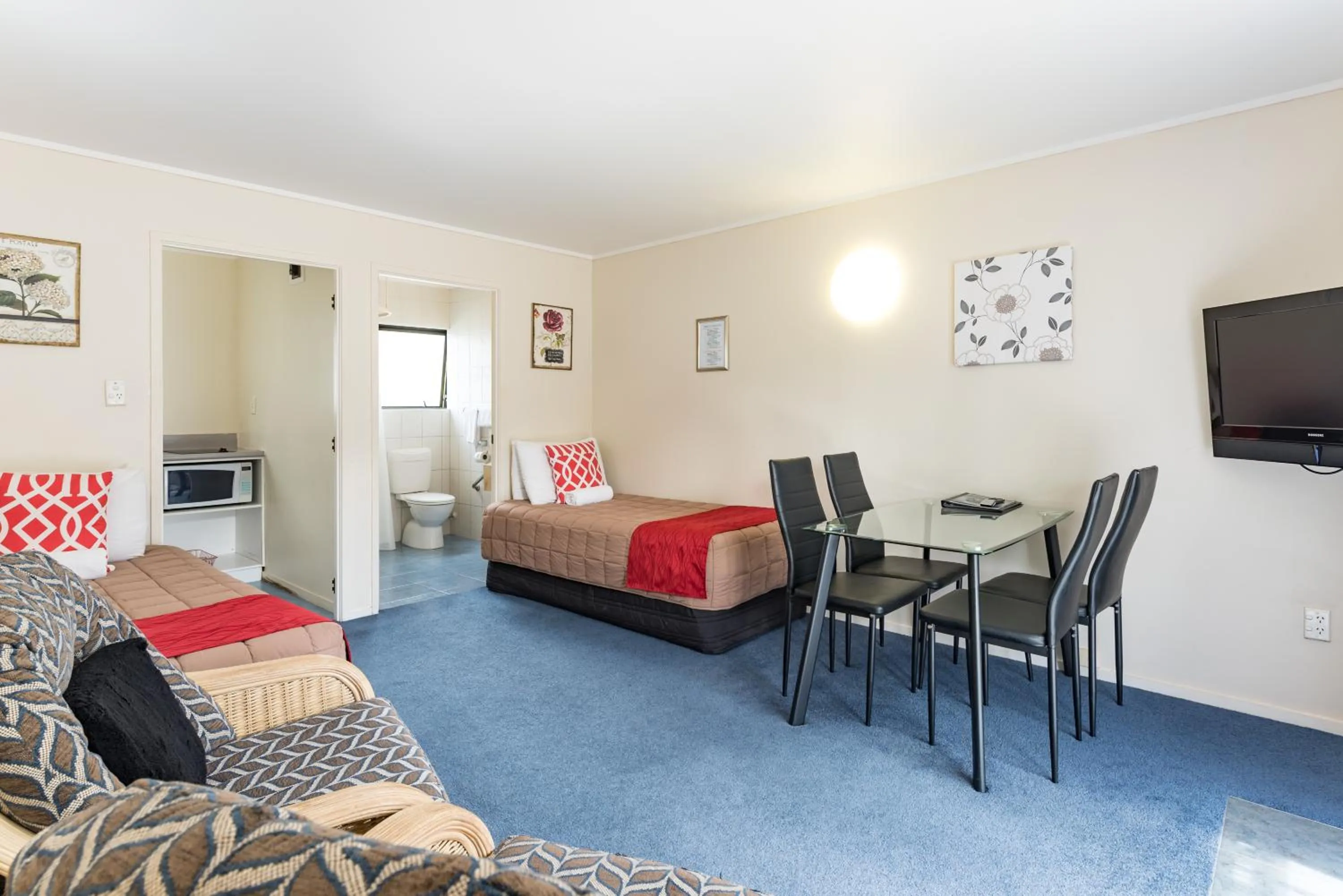 Living room, Bed in Dolphin Motel