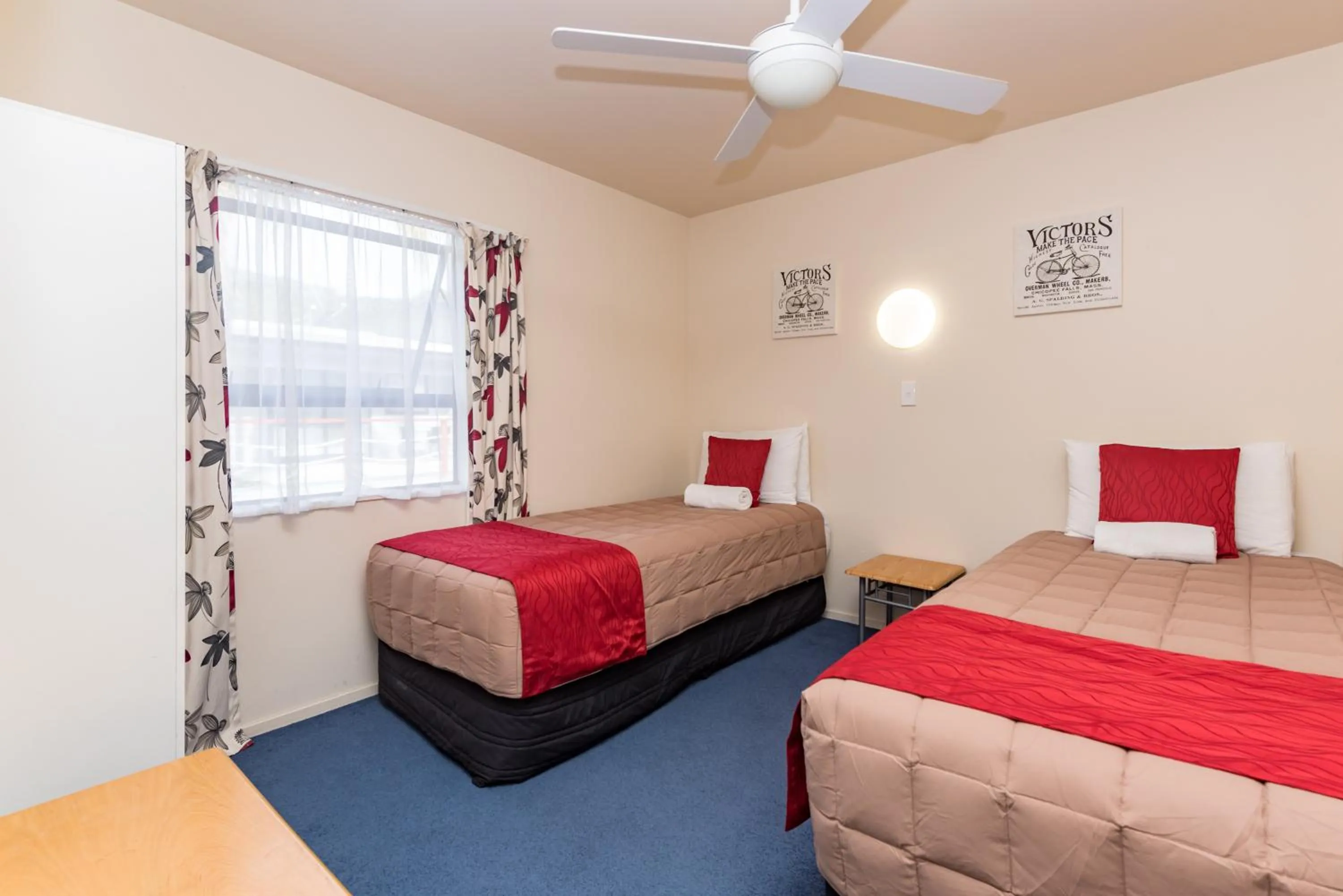 Bedroom, Bed in Dolphin Motel