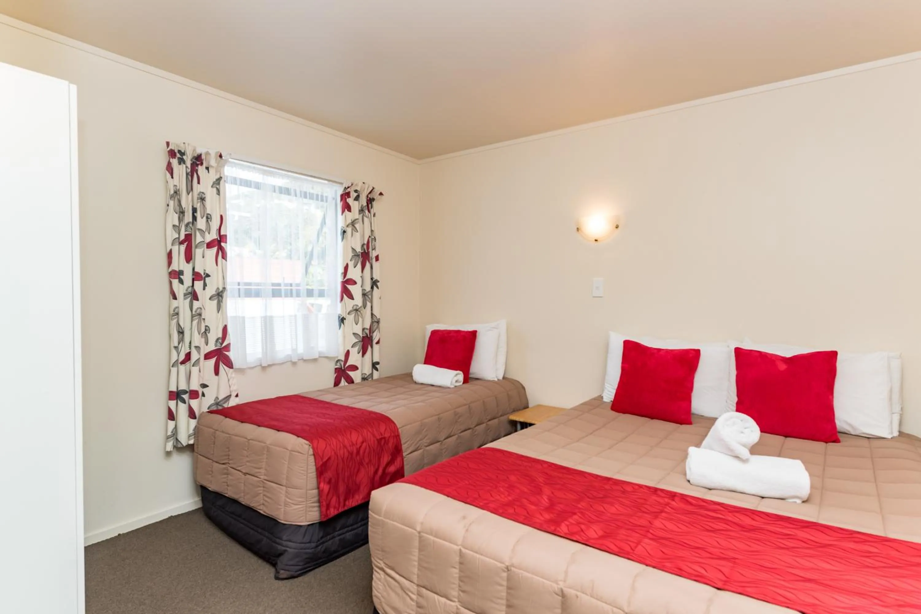 Bedroom, Bed in Dolphin Motel