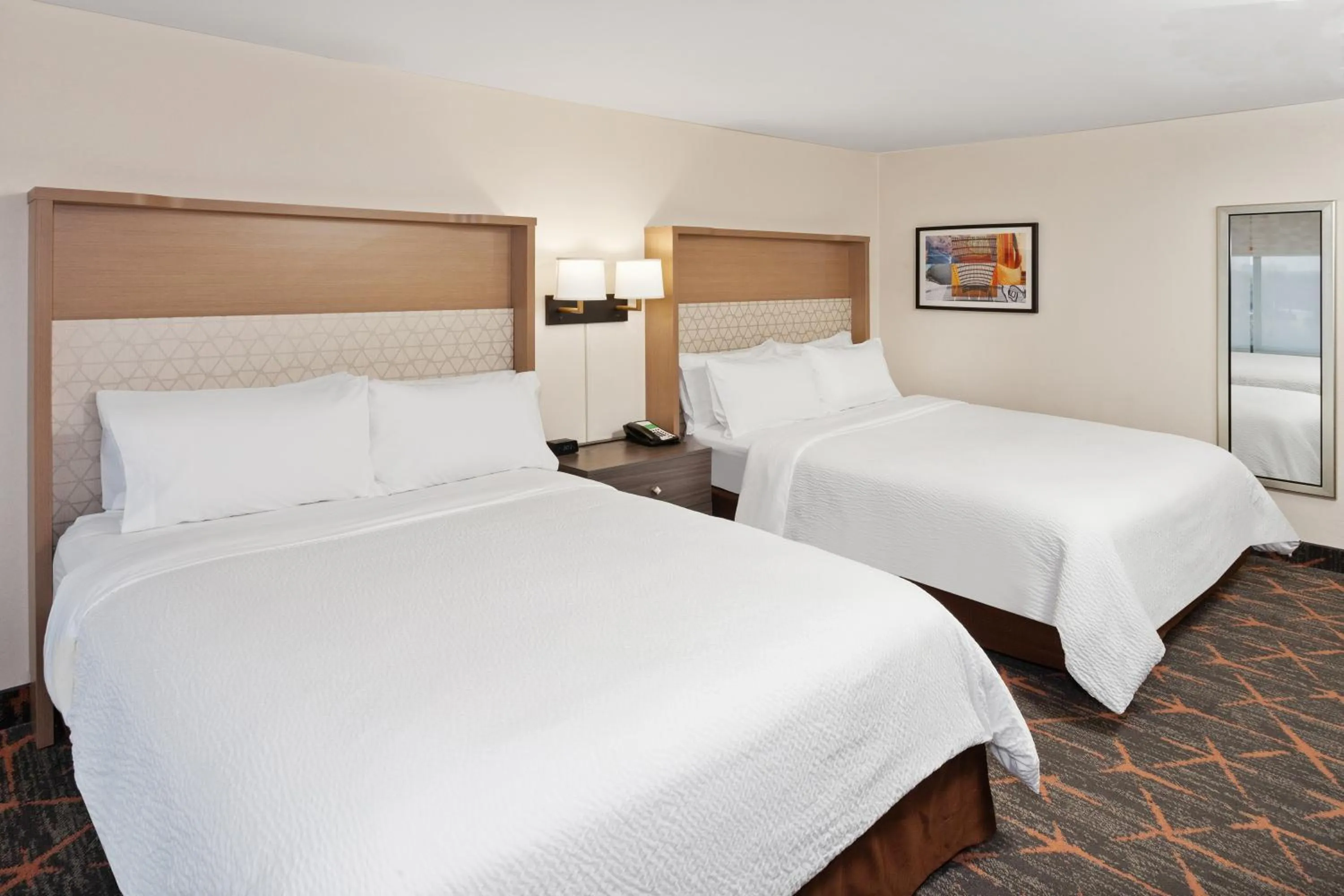 Bed in Holiday Inn Chicago/Oak Brook by IHG