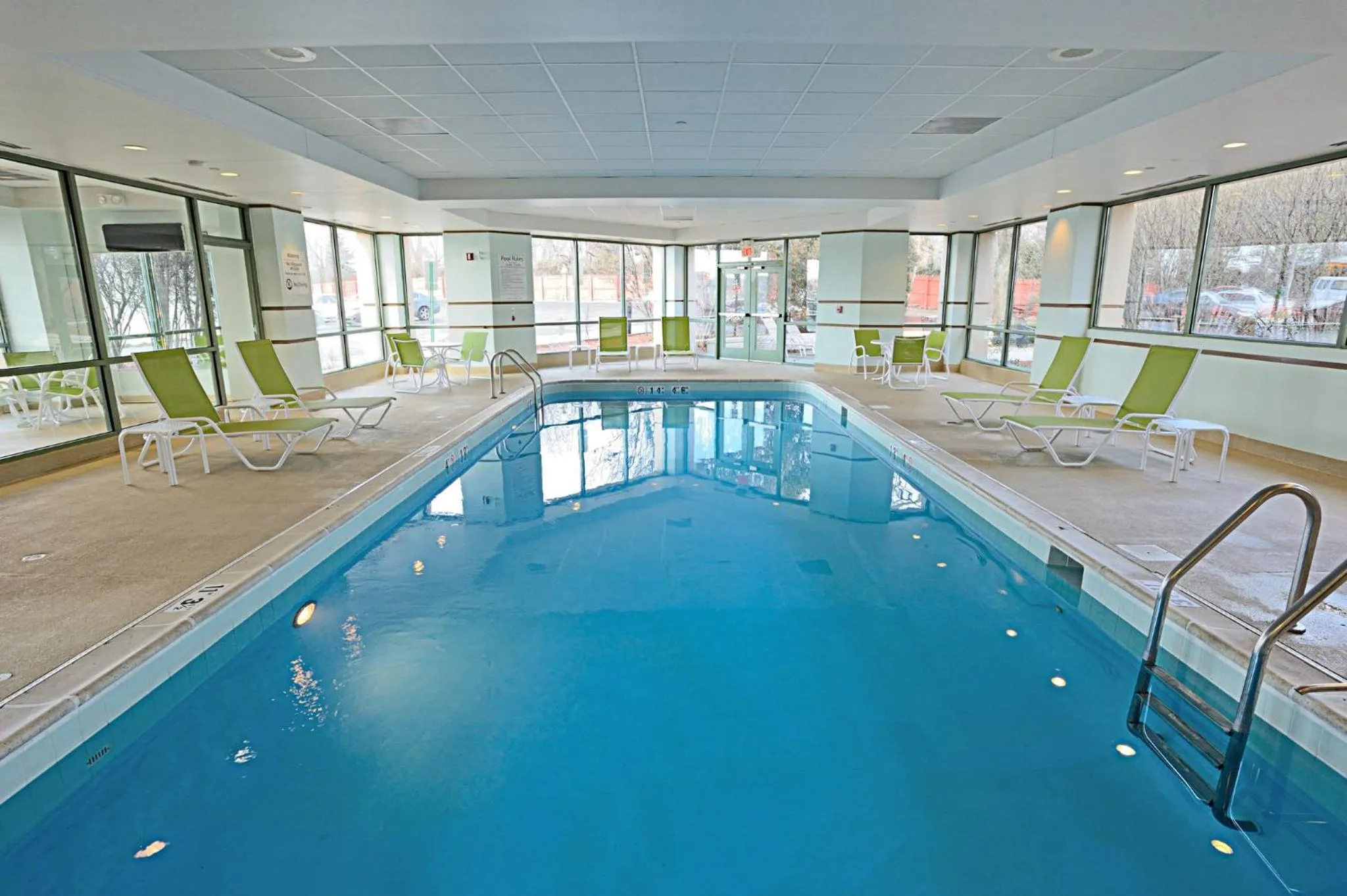 Swimming pool in Holiday Inn Chicago/Oak Brook by IHG