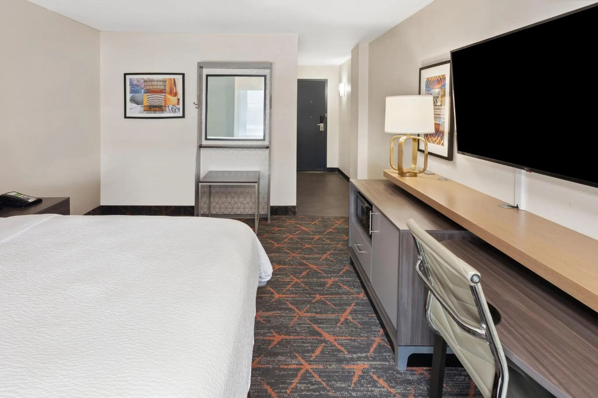 Photo of the whole room, Bed in Holiday Inn Chicago/Oak Brook by IHG