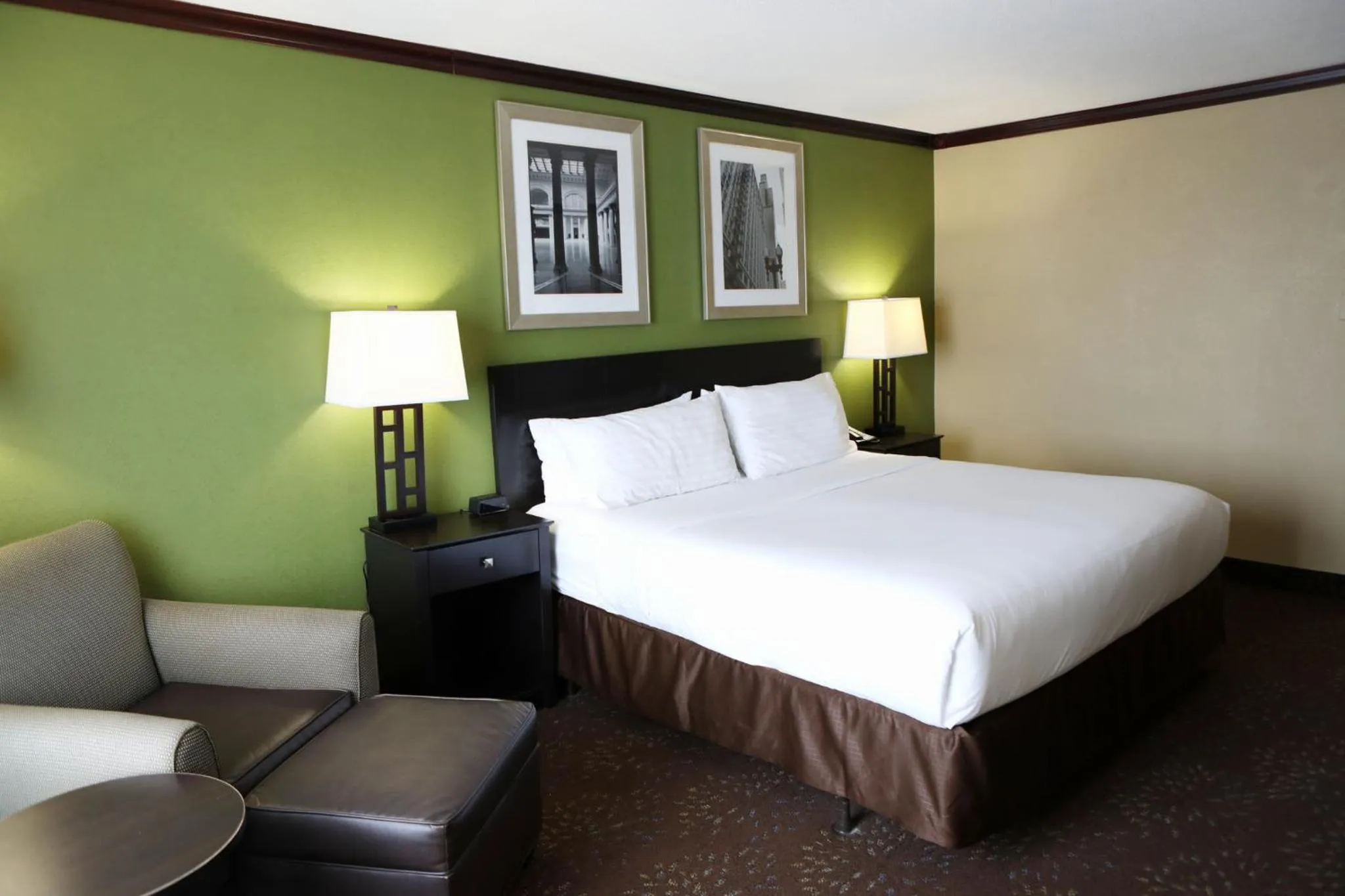 Photo of the whole room, Bed in Holiday Inn Chicago/Oak Brook by IHG