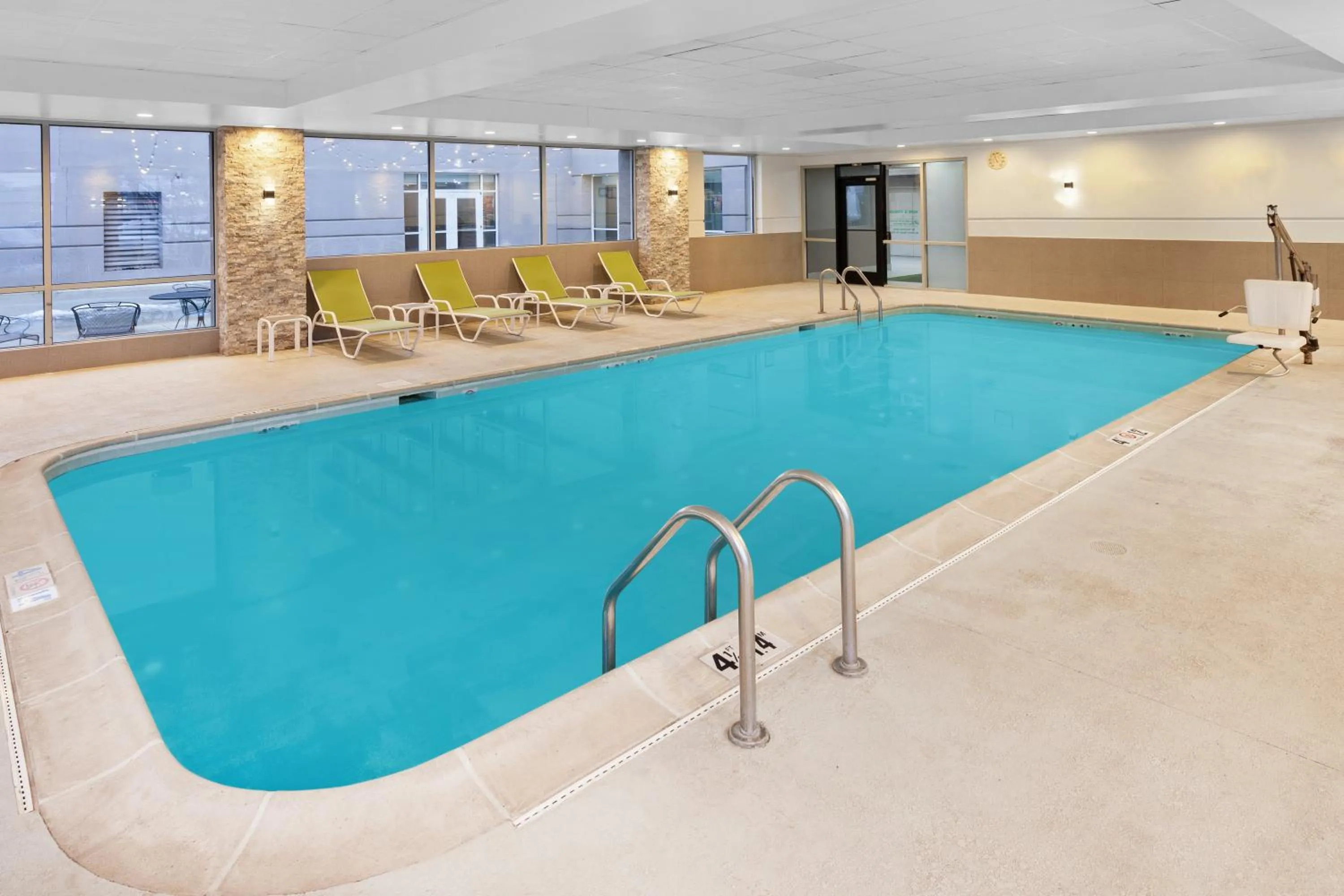 Swimming pool in Holiday Inn Chicago/Oak Brook by IHG