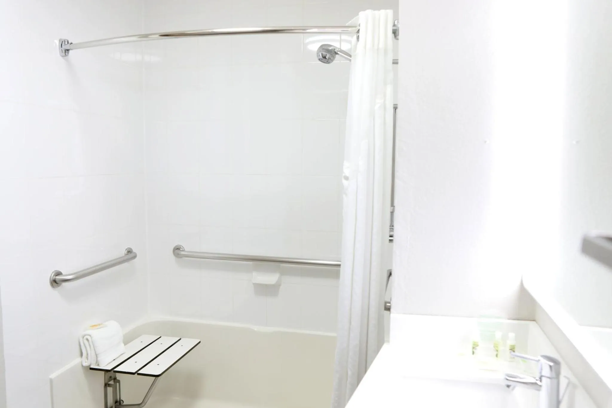 Photo of the whole room in Holiday Inn Chicago/Oak Brook by IHG