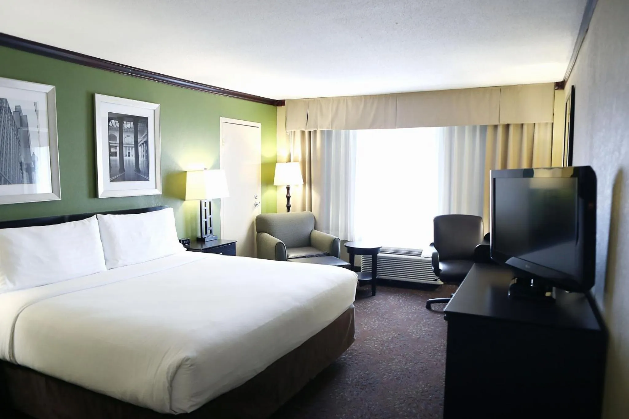 Photo of the whole room, Bed in Holiday Inn Chicago/Oak Brook by IHG