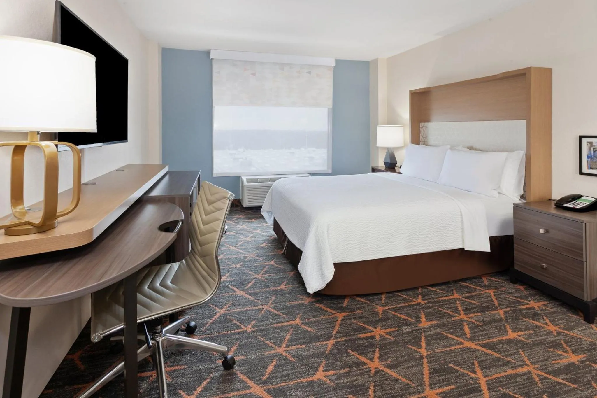 Photo of the whole room, Bed in Holiday Inn Chicago/Oak Brook by IHG