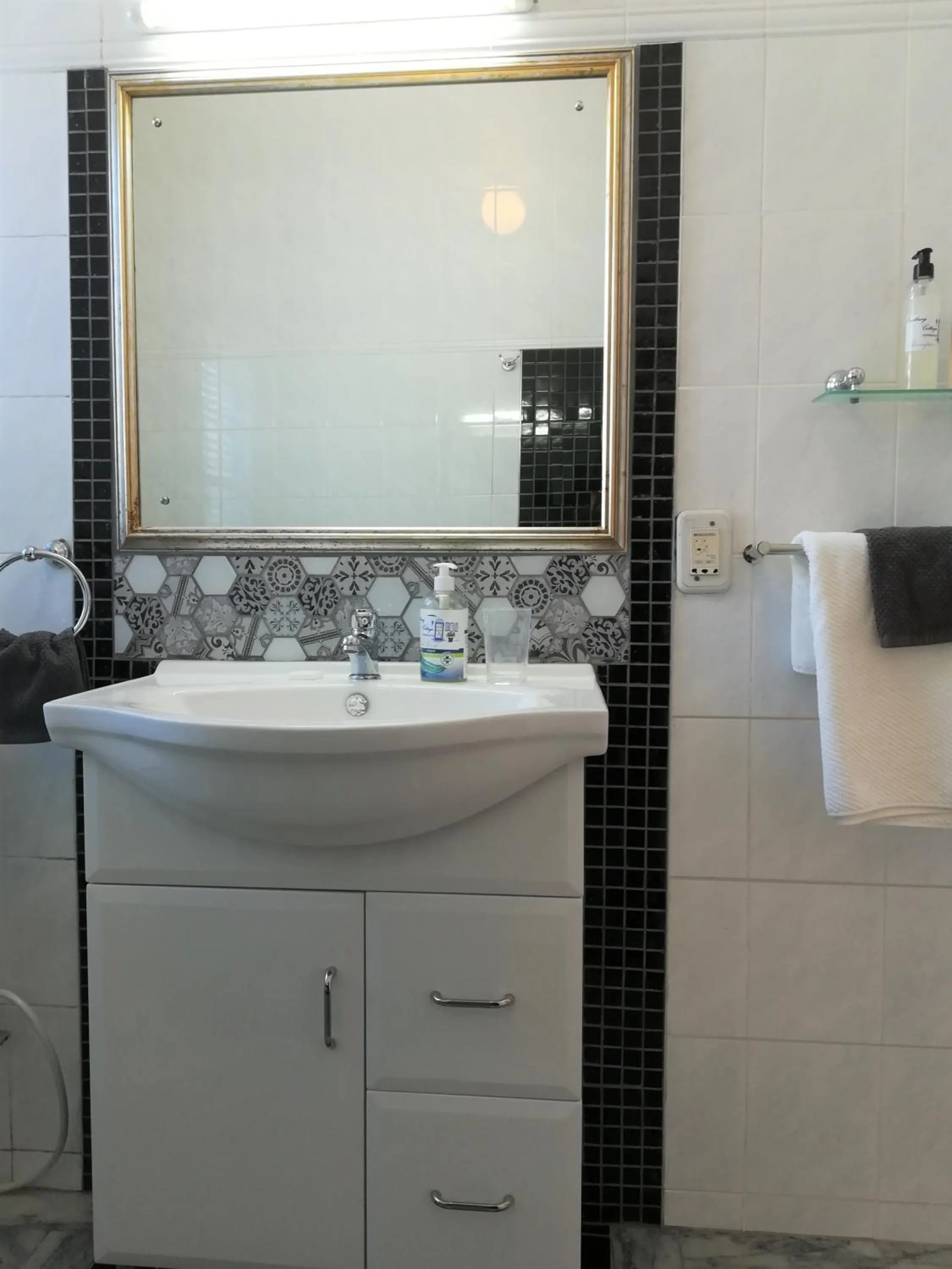 Bathroom in Eastbury Cottage