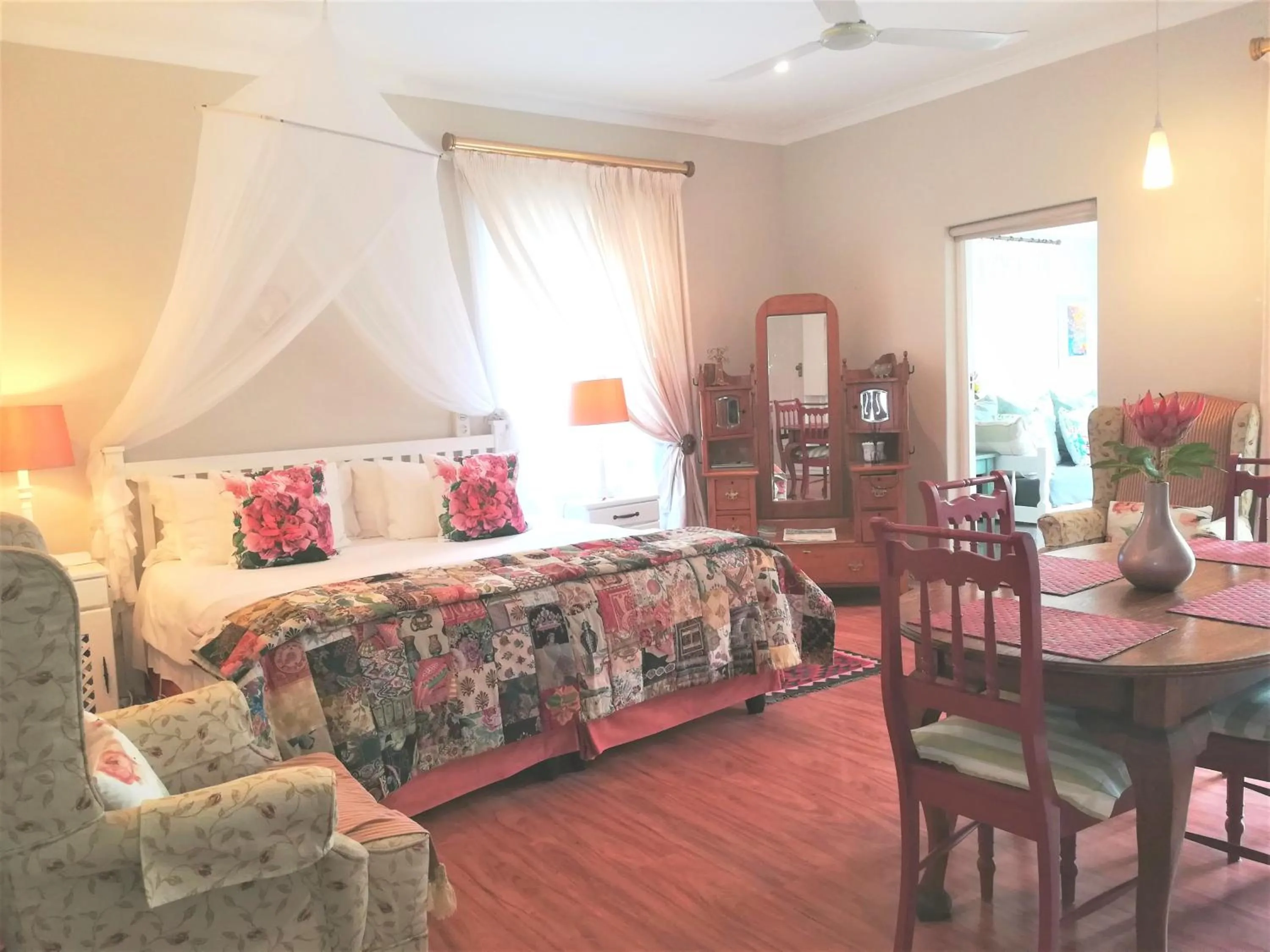 Photo of the whole room, Bed in Eastbury Cottage