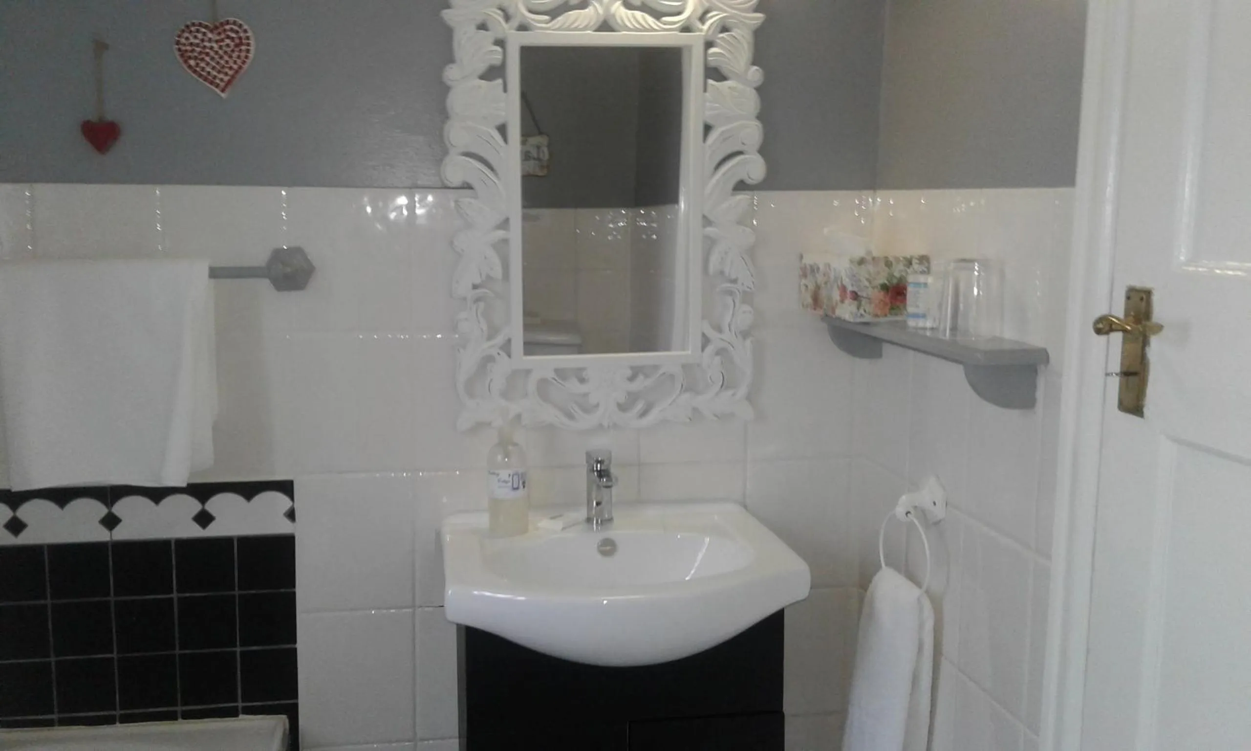 Bathroom in Eastbury Cottage