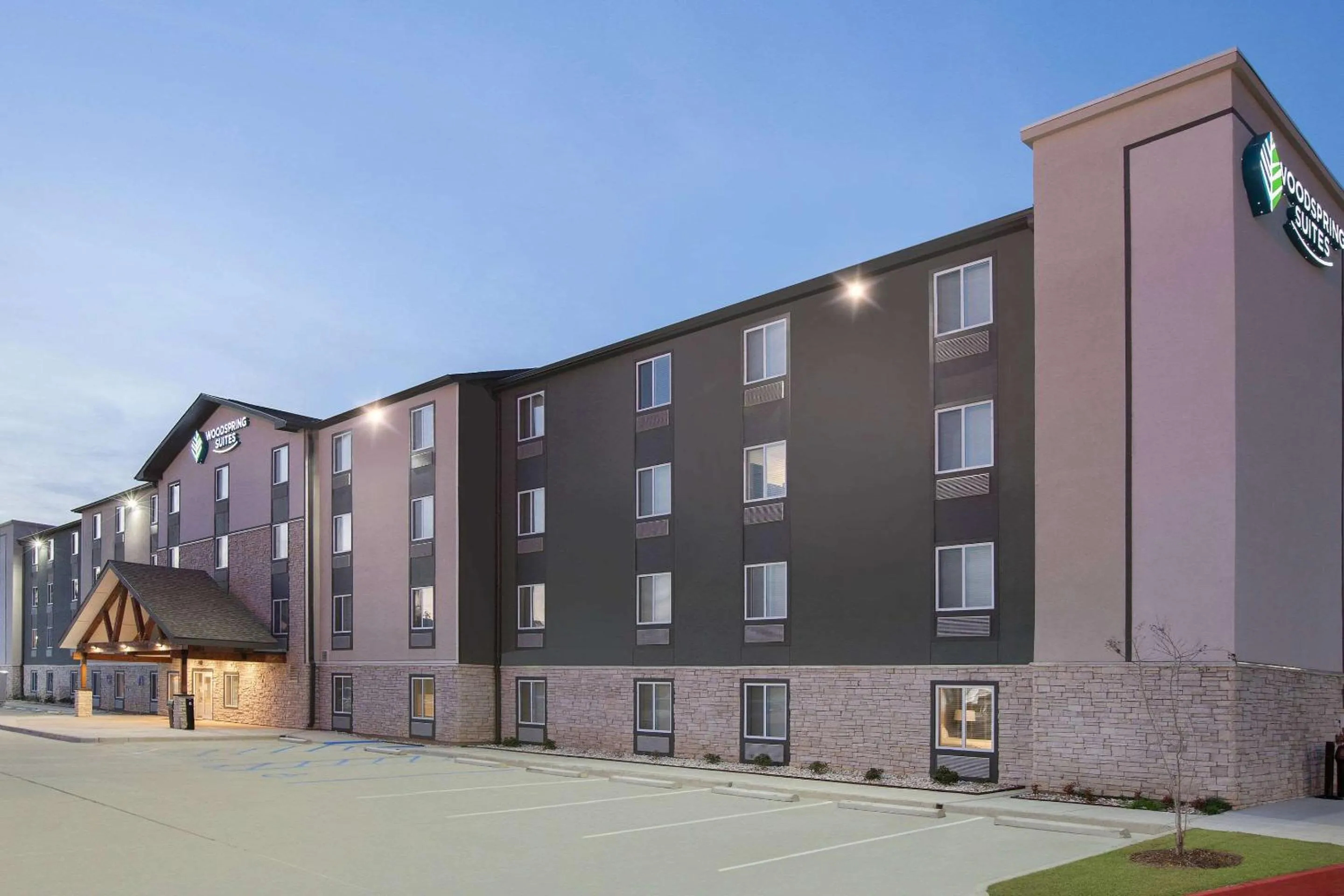 Property building in Woodspring Suites West Monroe