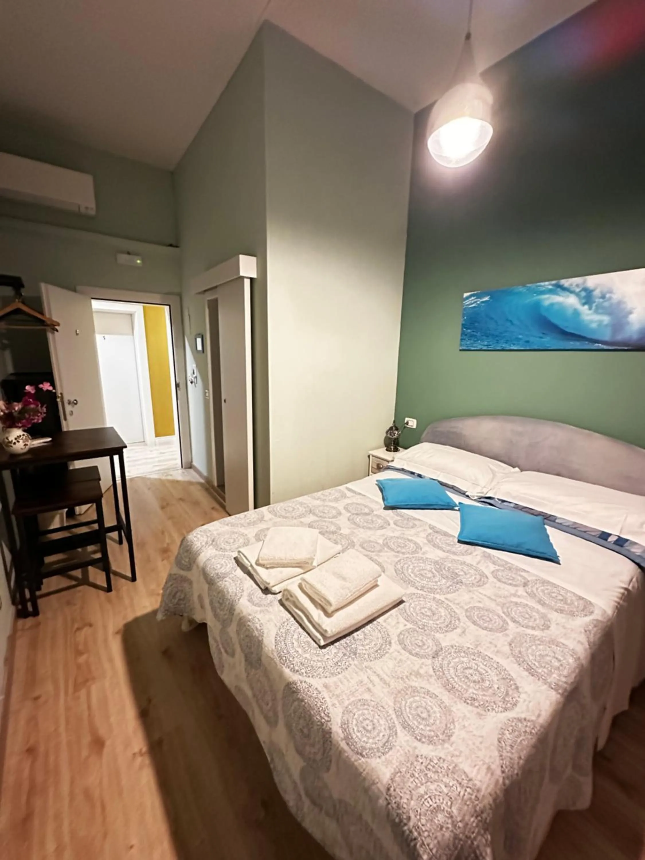 Photo of the whole room, Bed in Cicerone Guest House