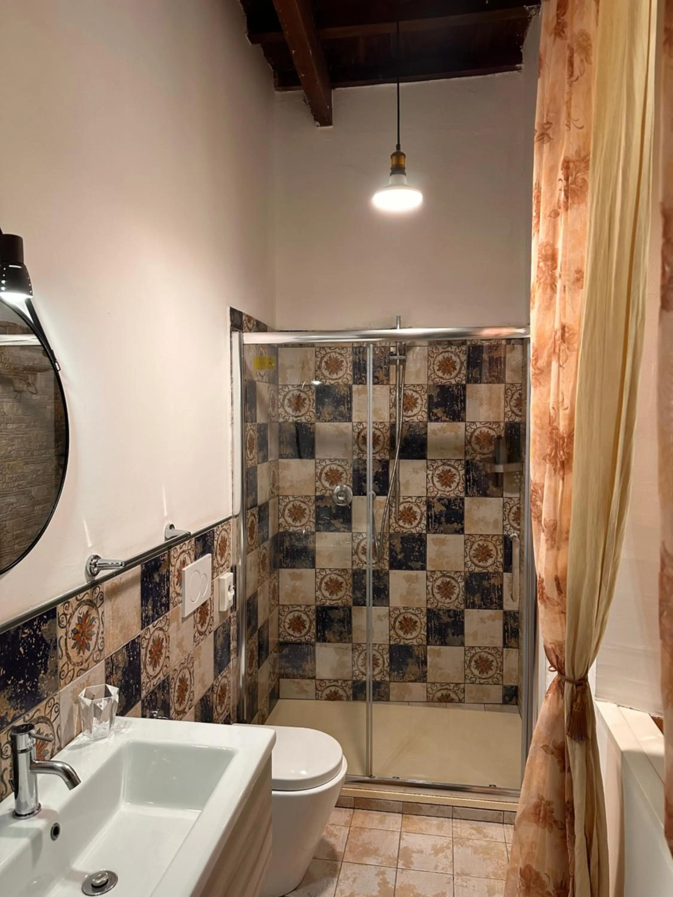 Shower in Cicerone Guest House