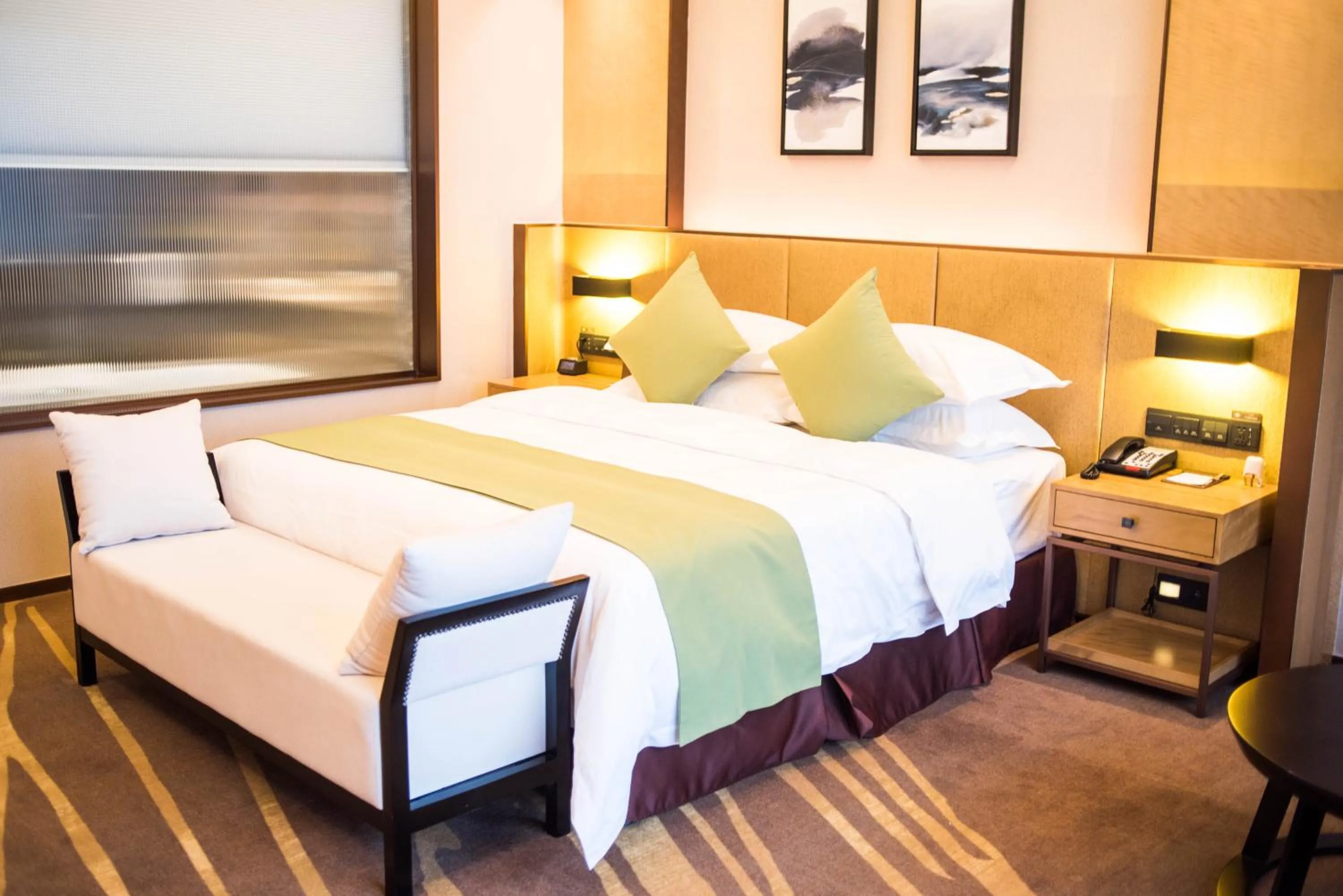 Bedroom, Bed in Leshan Ramada Hotel