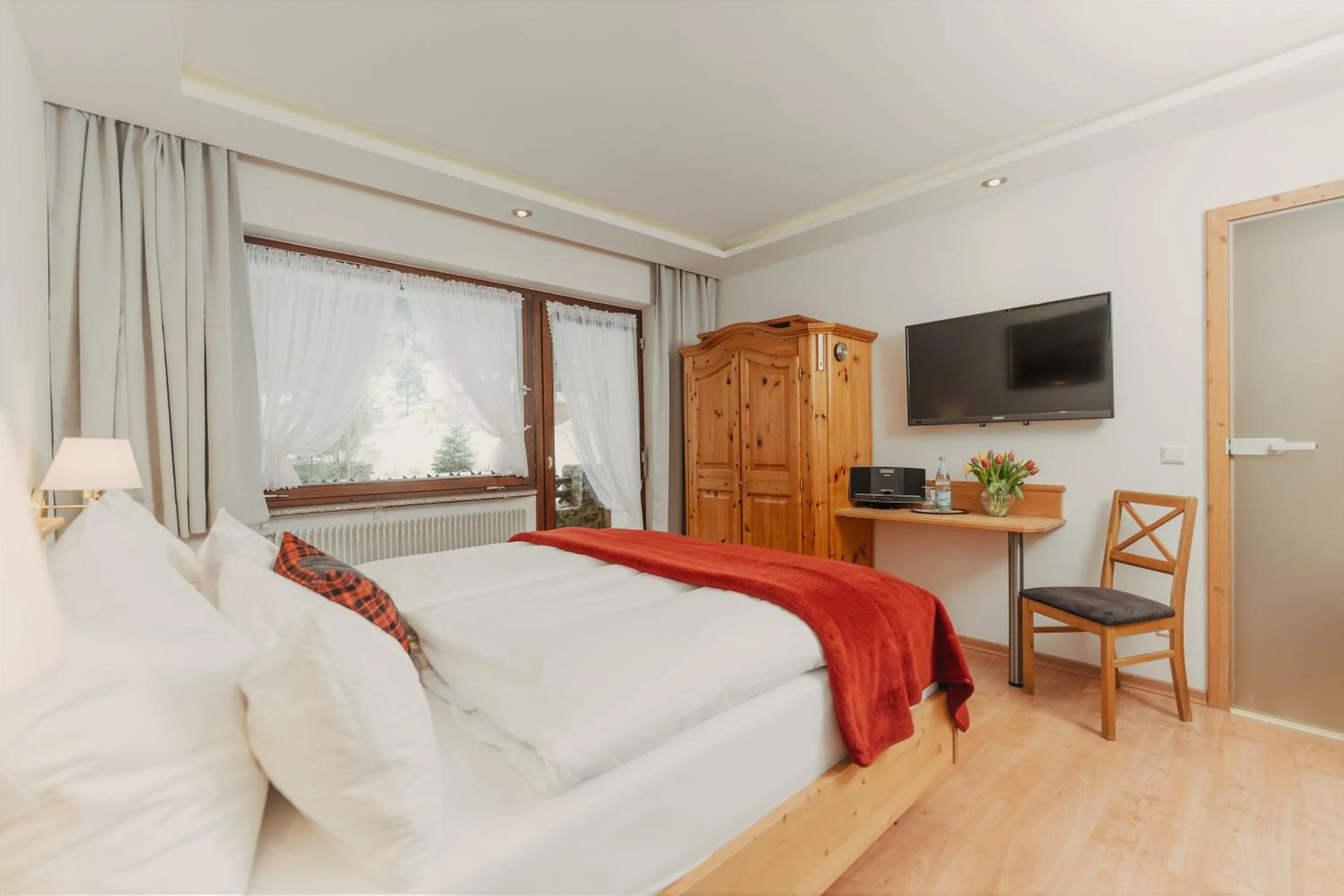 Photo of the whole room, Bed in Schwarzwald-Hotel Kraeutle