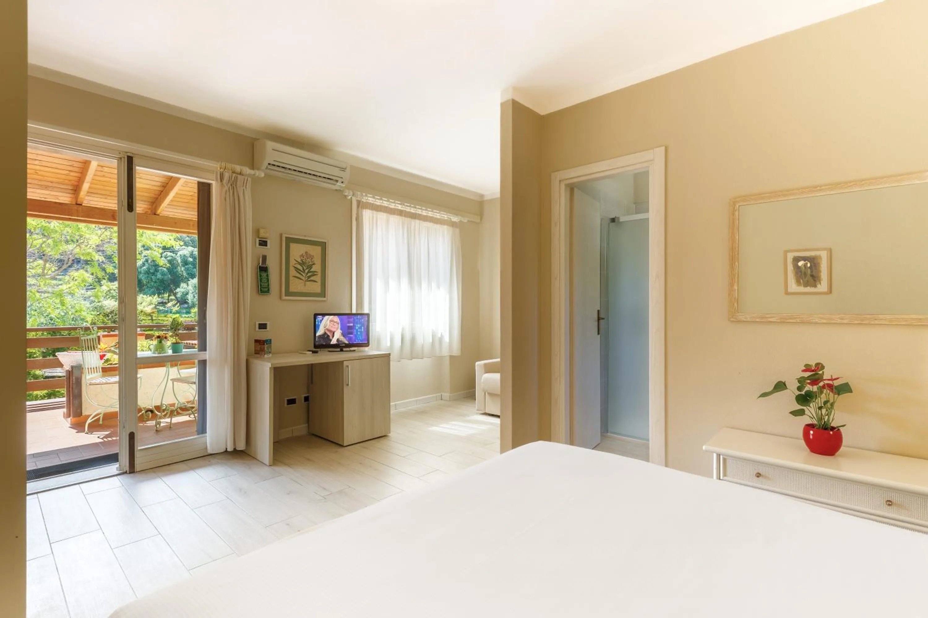 Garden view, Bed in Hotel Cernia Isola Botanica