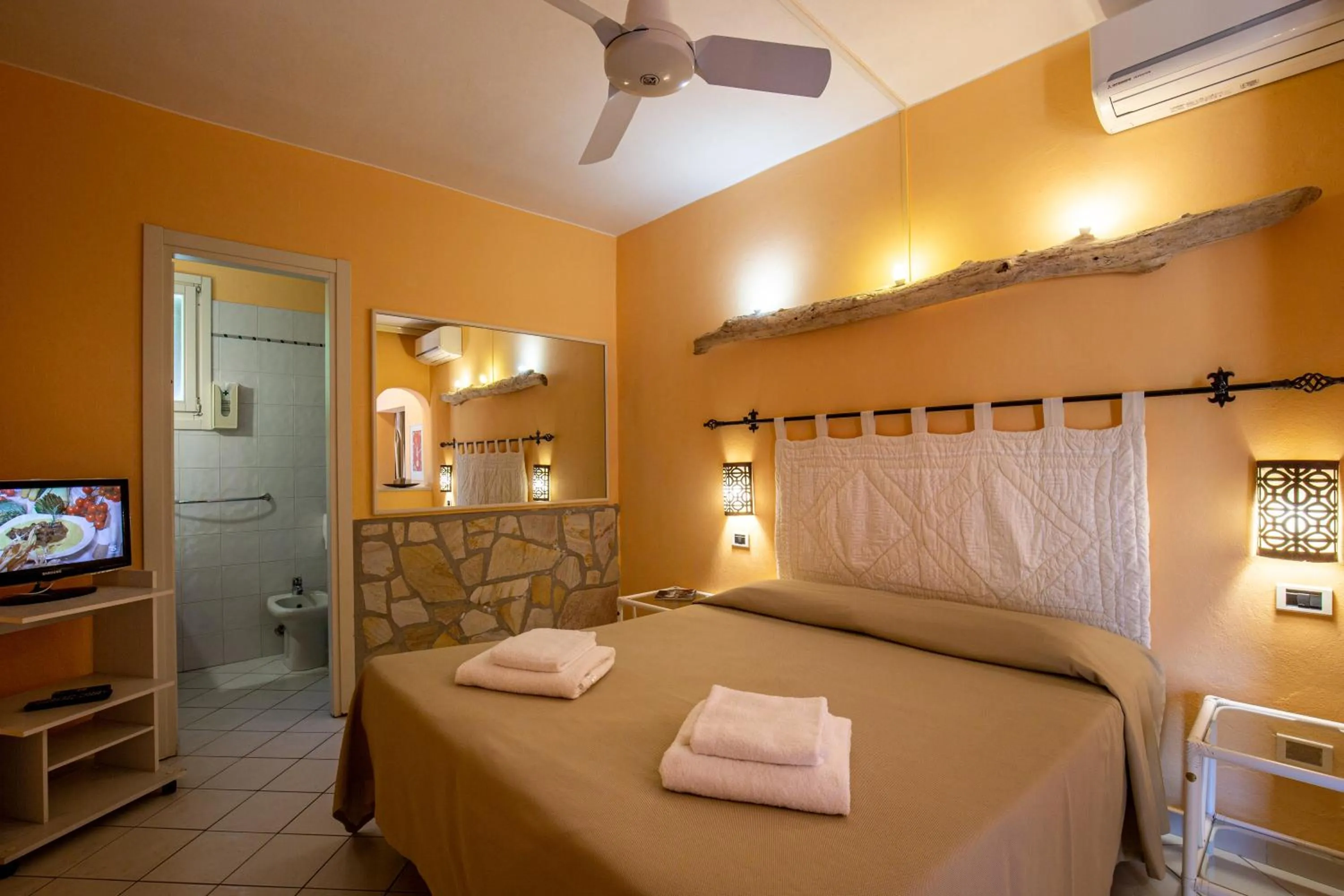 Bathroom, Bed in Hotel Cernia Isola Botanica
