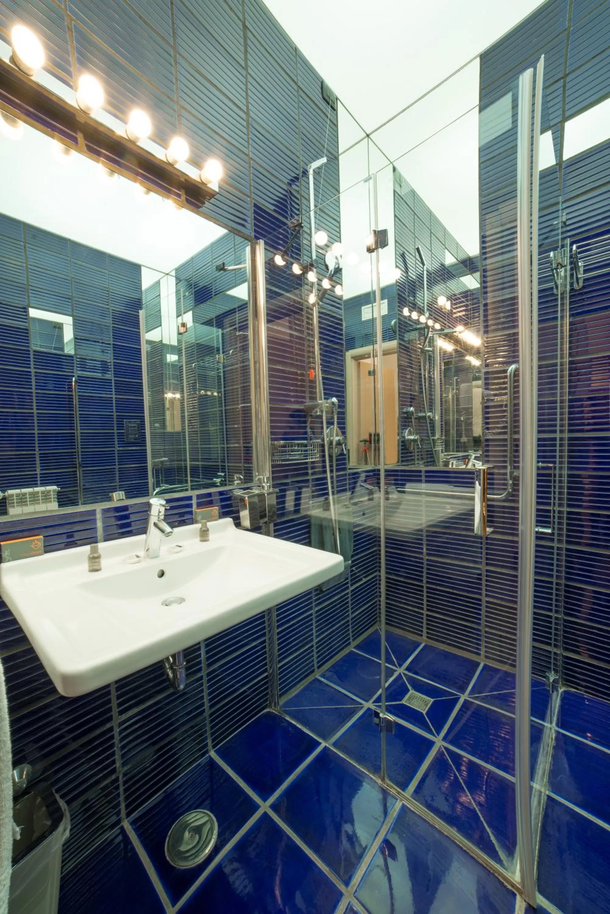 Shower in B&B Chiaia 32