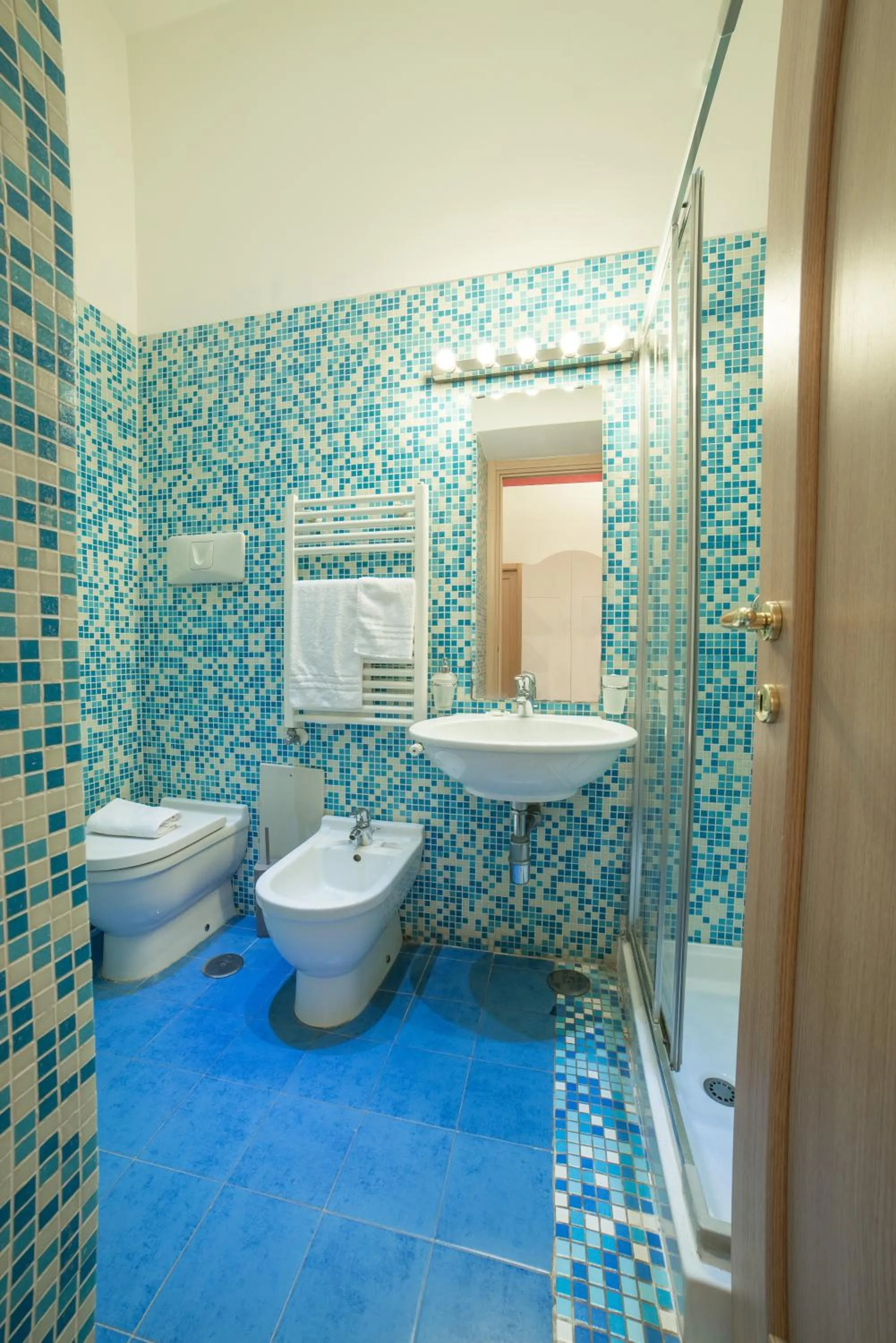 Shower in B&B Chiaia 32