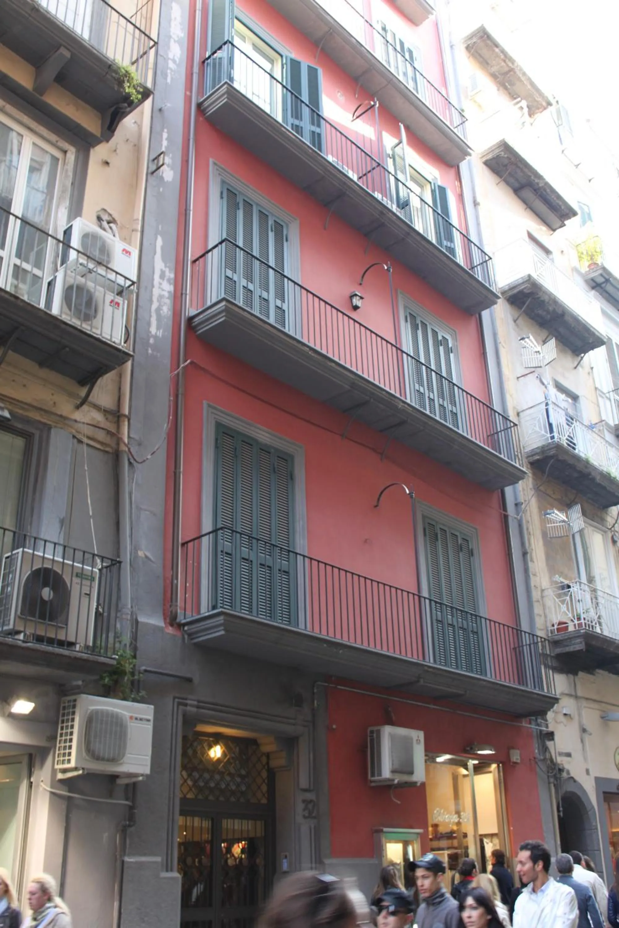 Facade/entrance in B&B Chiaia 32