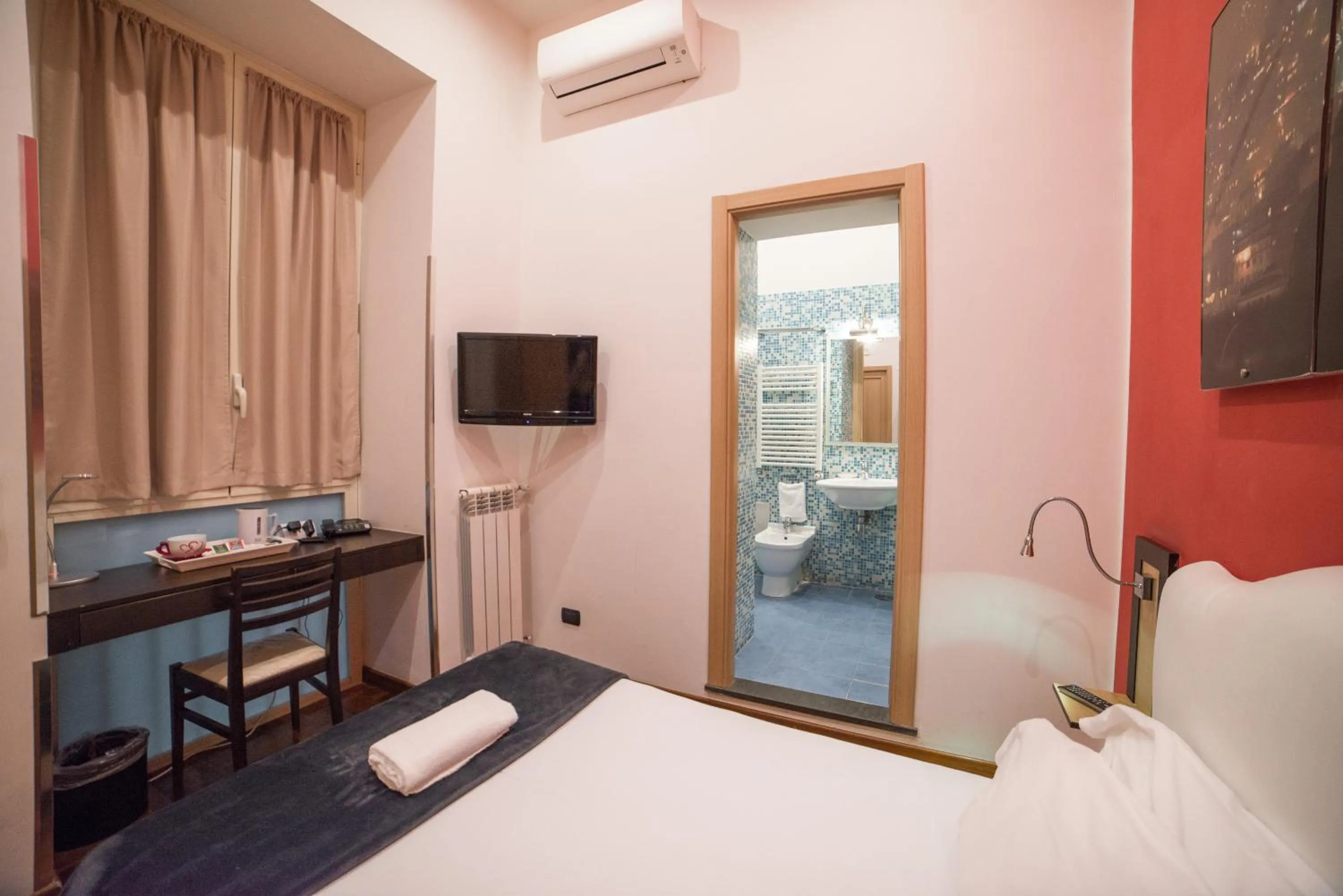 Bathroom, Bed in B&B Chiaia 32