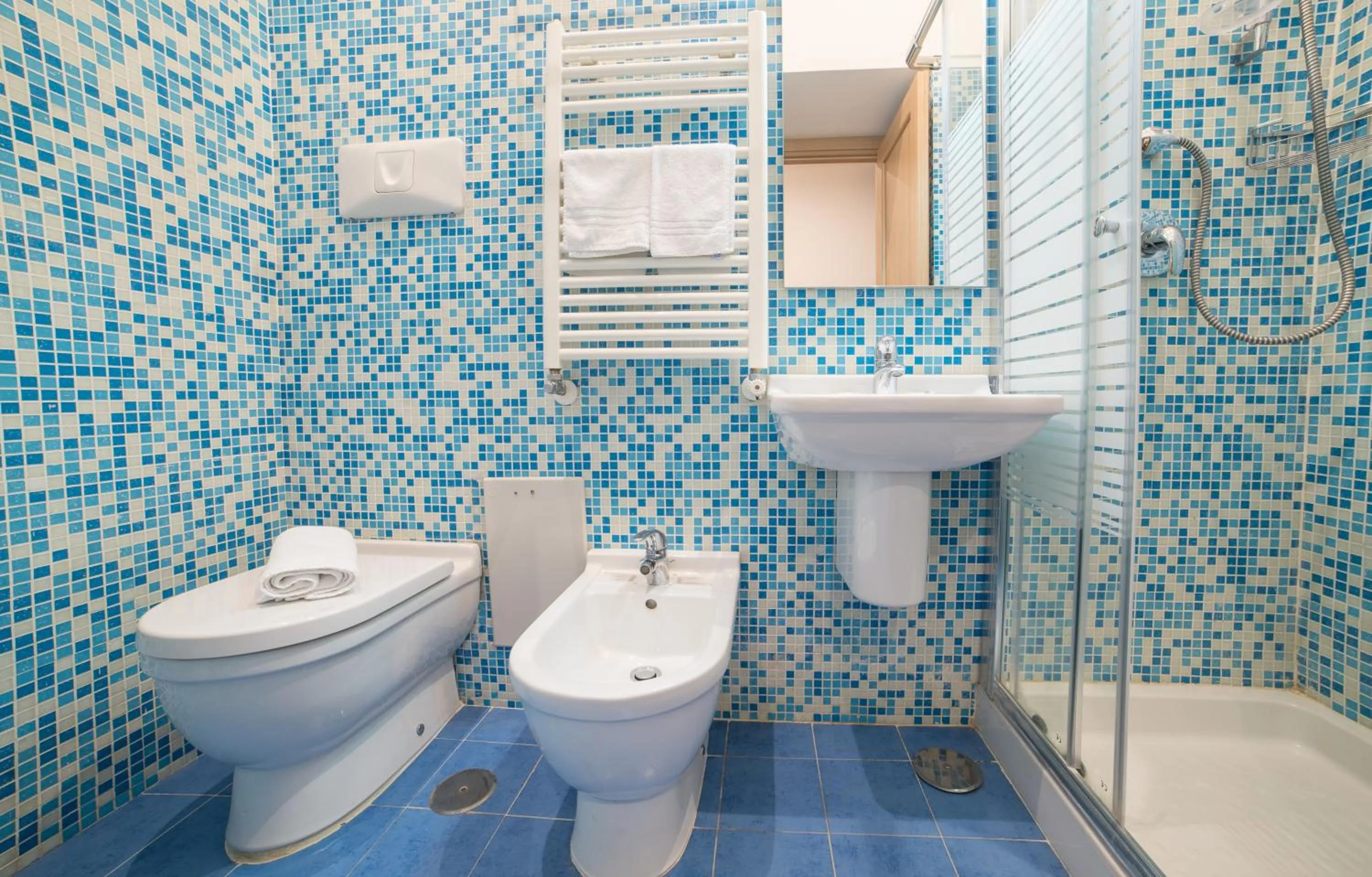 Shower in B&B Chiaia 32