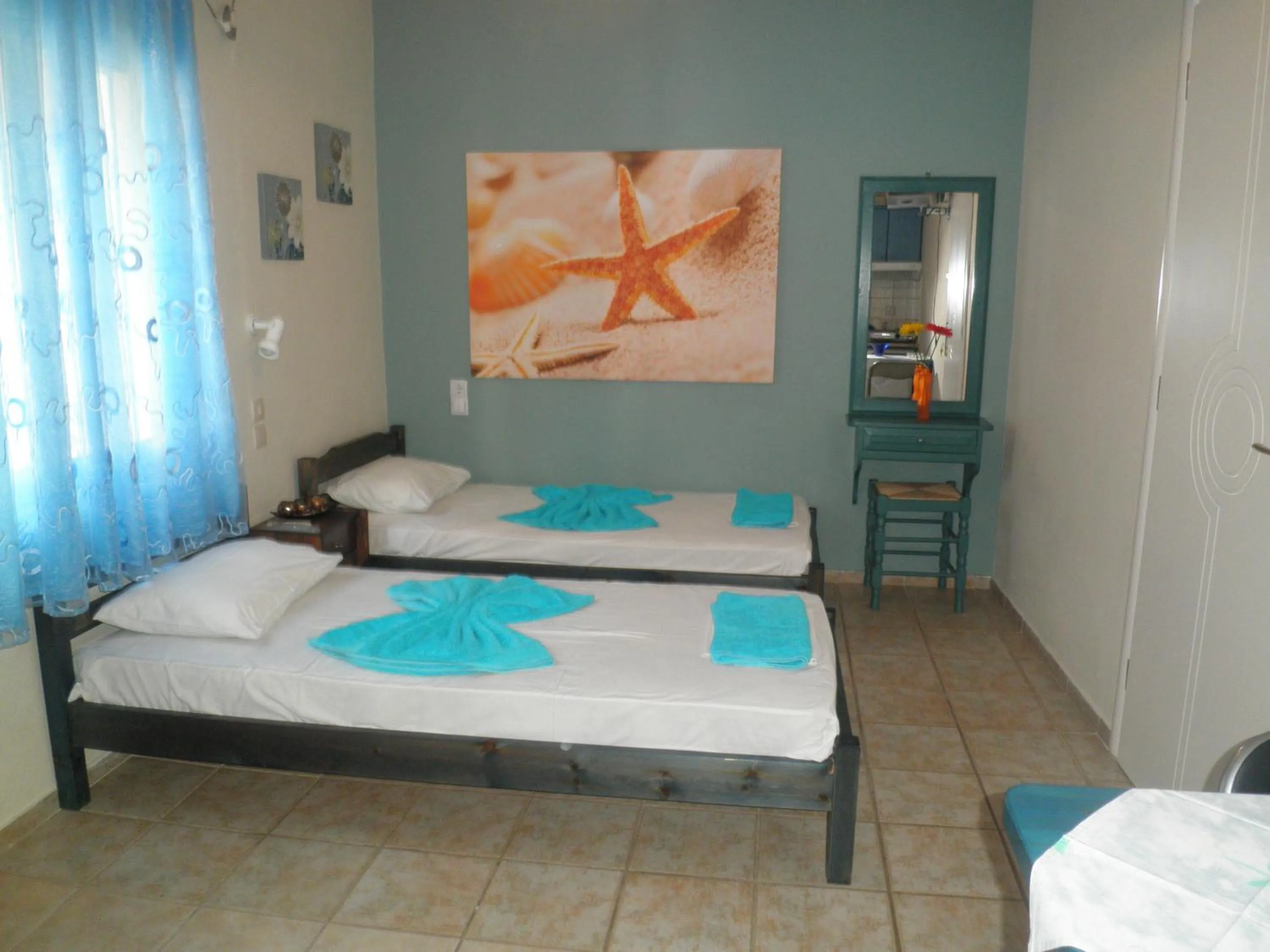 Photo of the whole room in Babis