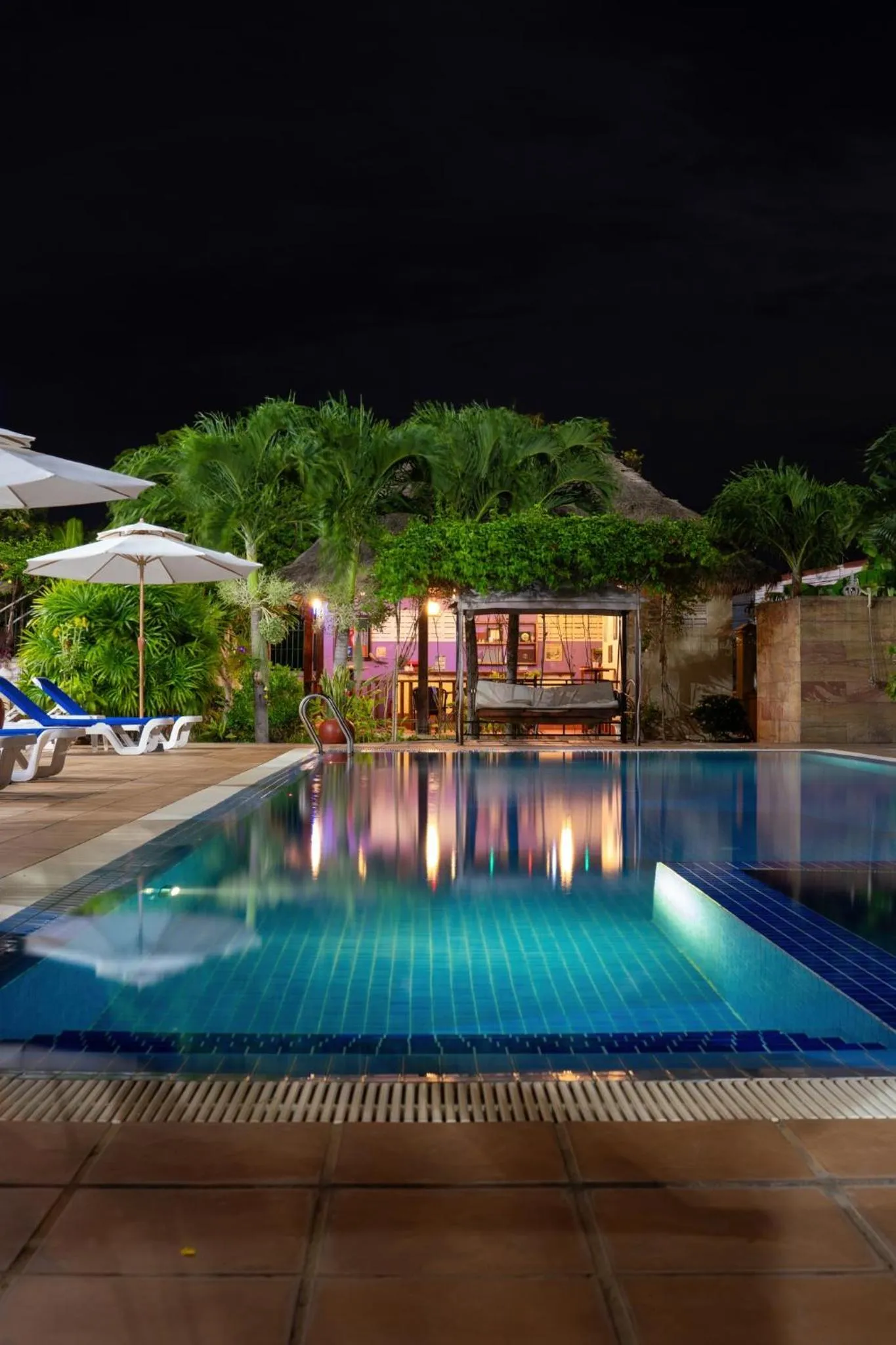 Swimming pool in Riviera Hotel & Resort Kep