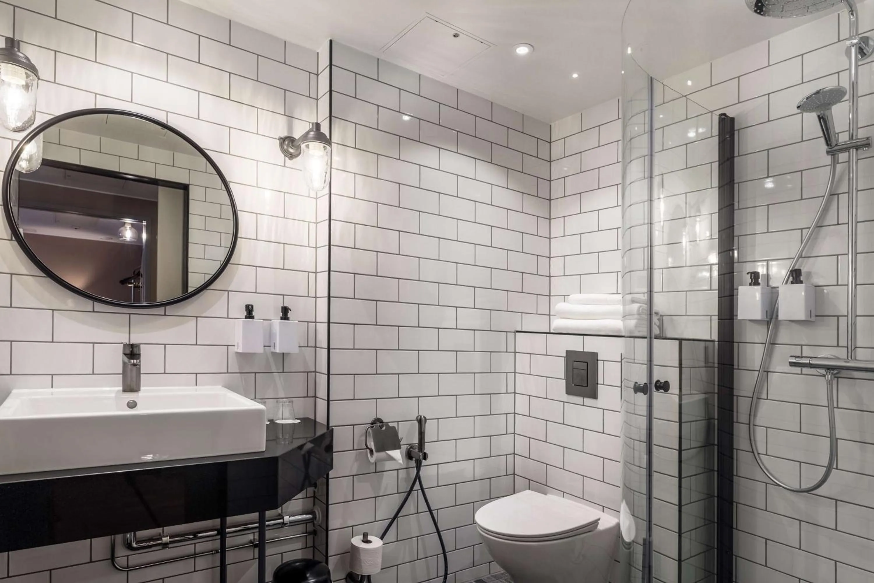 Photo of the whole room in Scandic Helsinki Airport