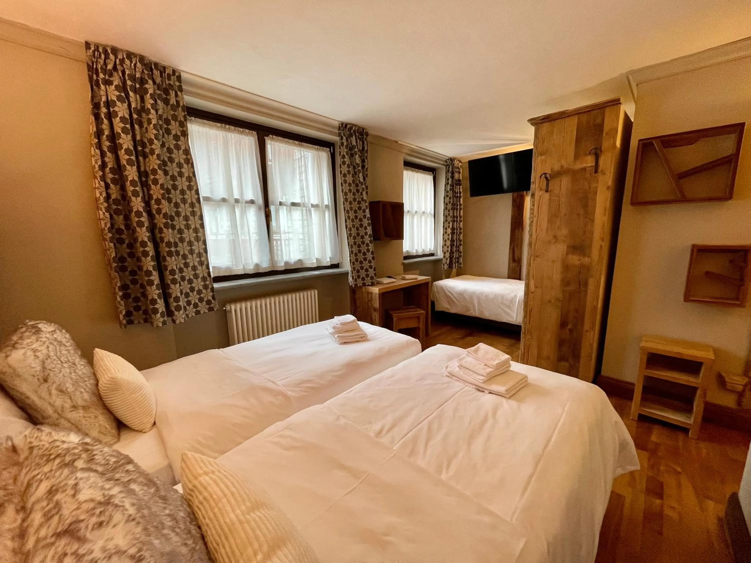 Bed in Chalet Hotel Dragon