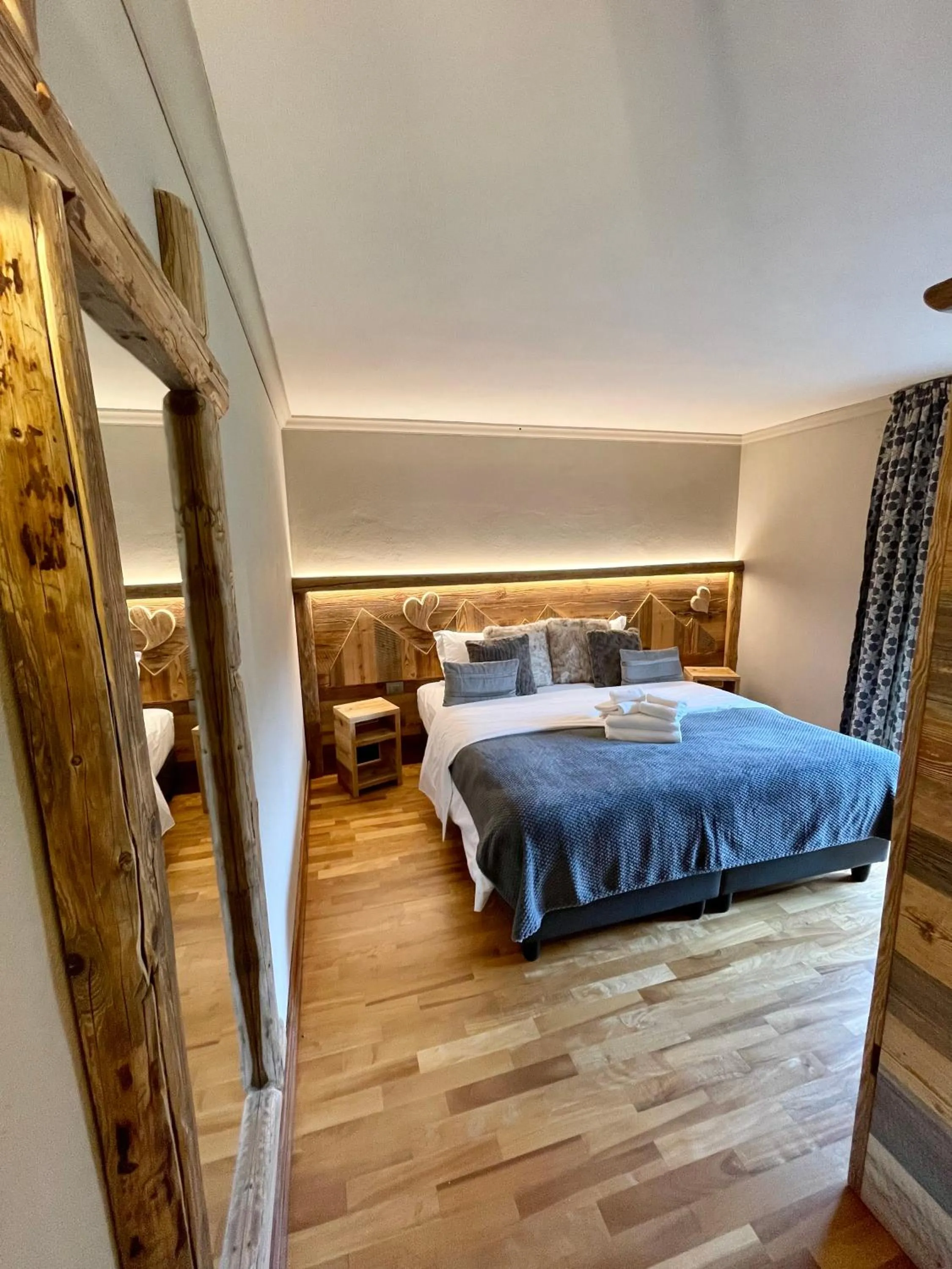 Photo of the whole room, Bed in Chalet Hotel Dragon
