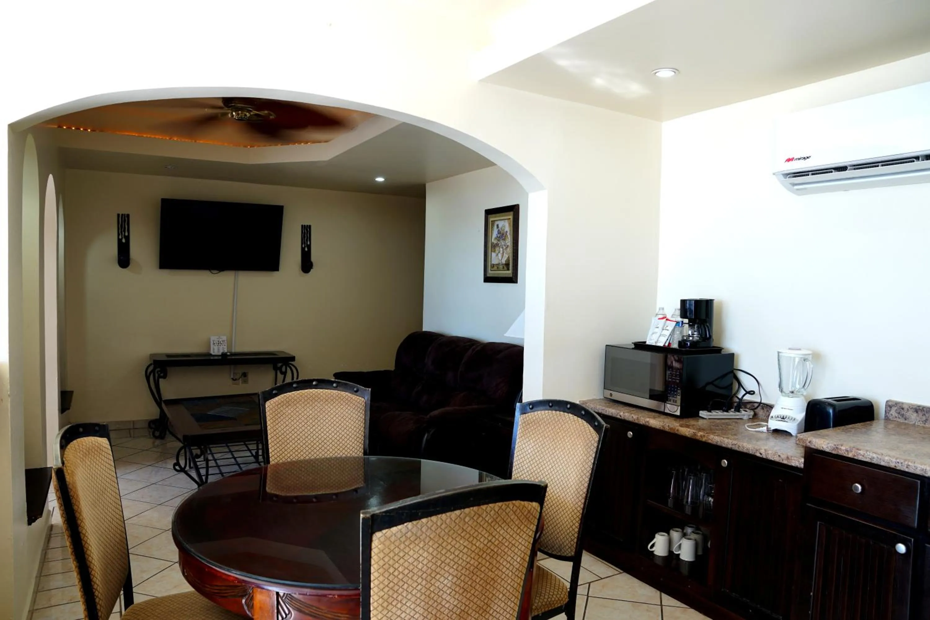 Communal lounge/ TV room in Hotel Playa Bonita Resort