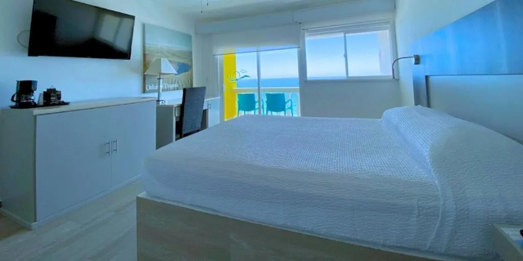 Photo of the whole room, Bed in Hotel Playa Bonita Resort