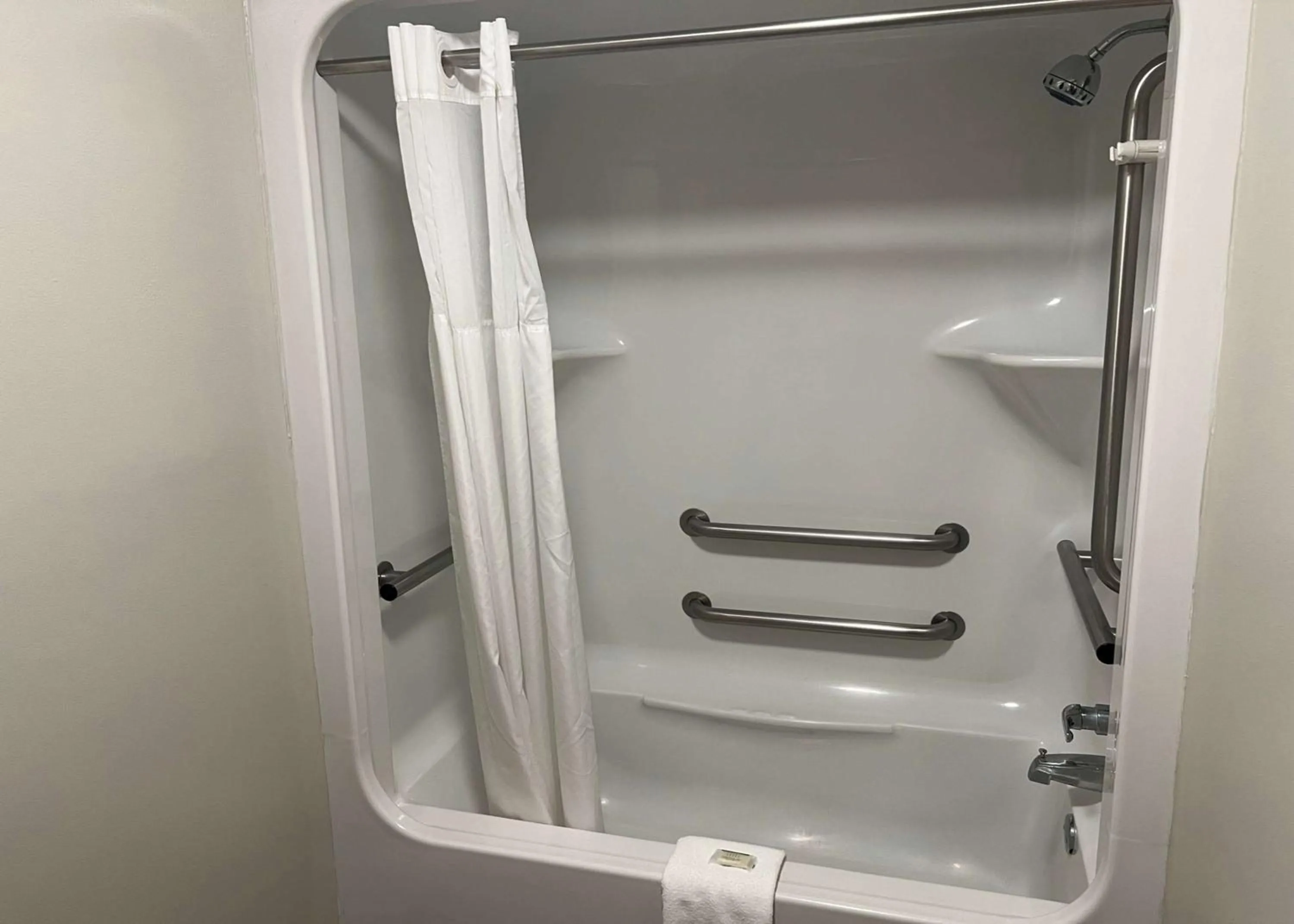 TV and multimedia in Days Inn by Wyndham Valdosta I-75