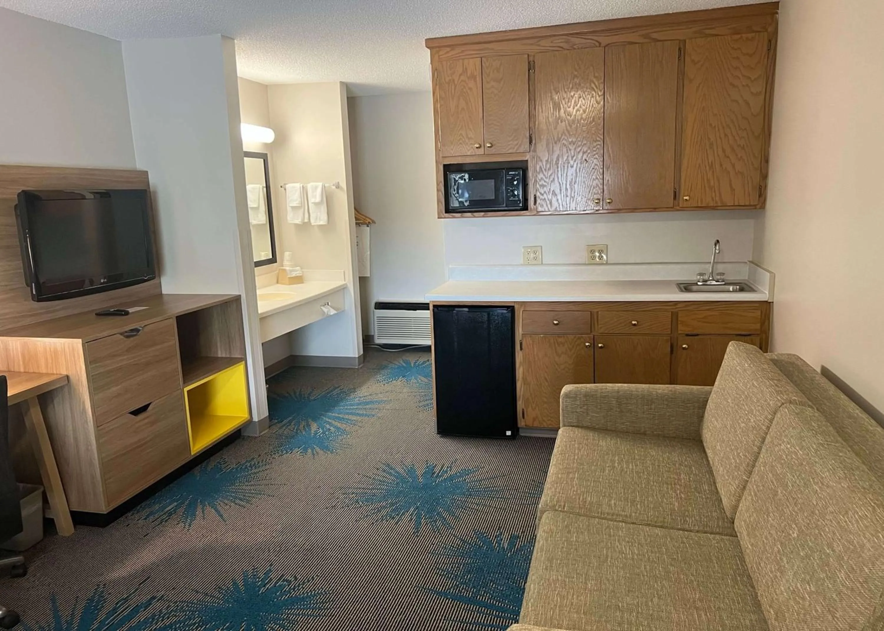 Photo of the whole room in Days Inn by Wyndham Valdosta I-75