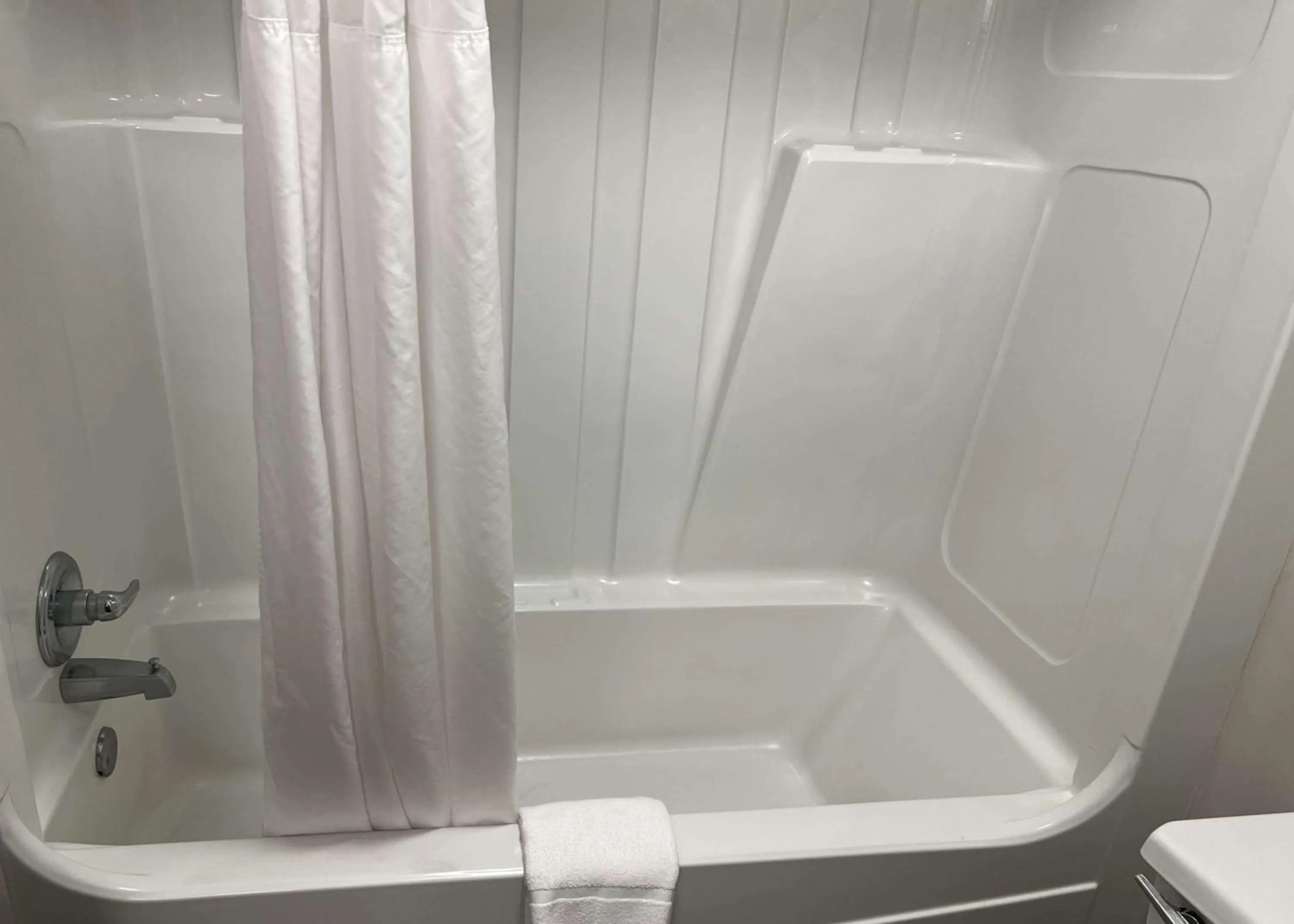 TV and multimedia in Days Inn by Wyndham Valdosta I-75