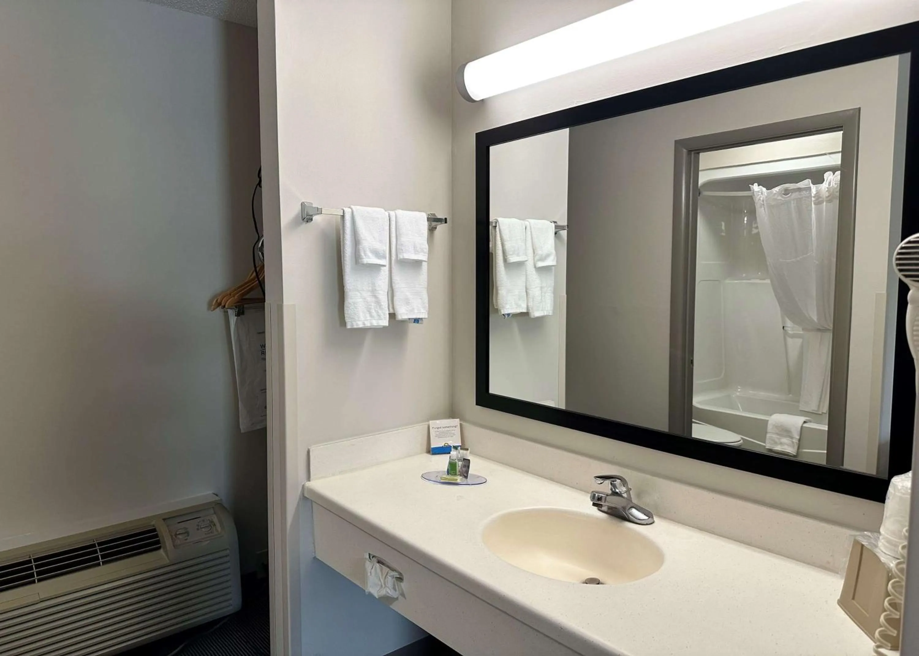 TV and multimedia in Days Inn by Wyndham Valdosta I-75