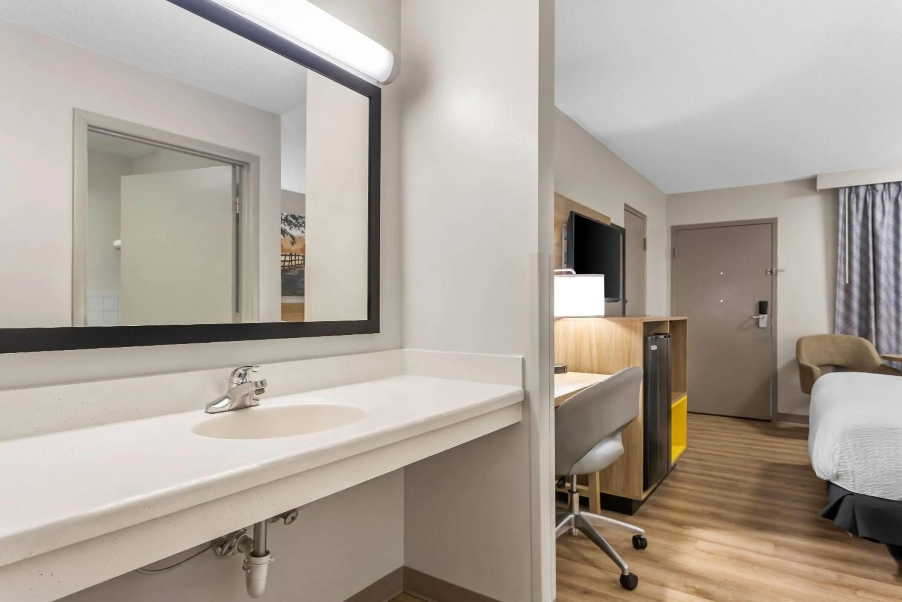 Bed in Days Inn by Wyndham Valdosta I-75