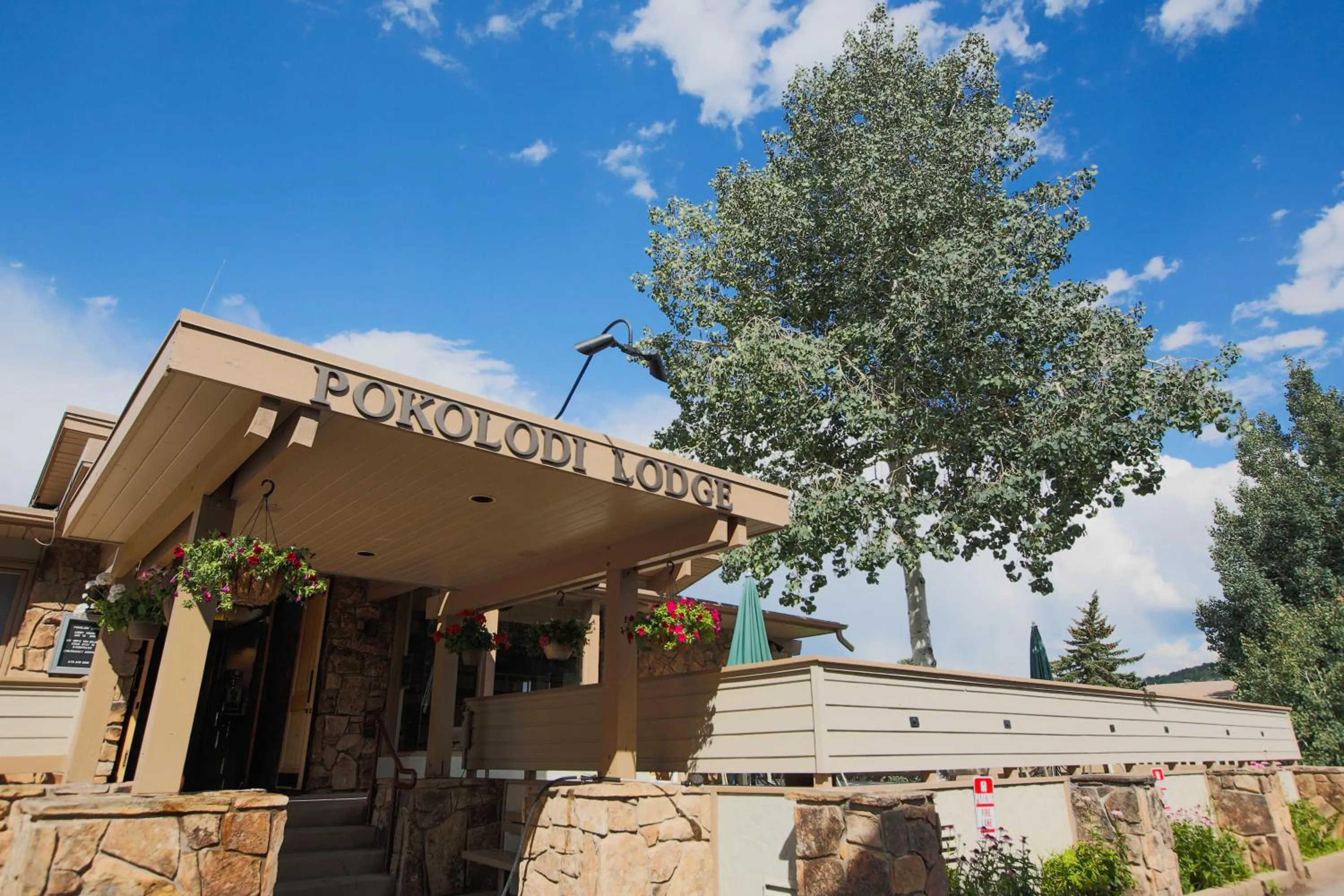 Facade/entrance in Pokolodi Lodge