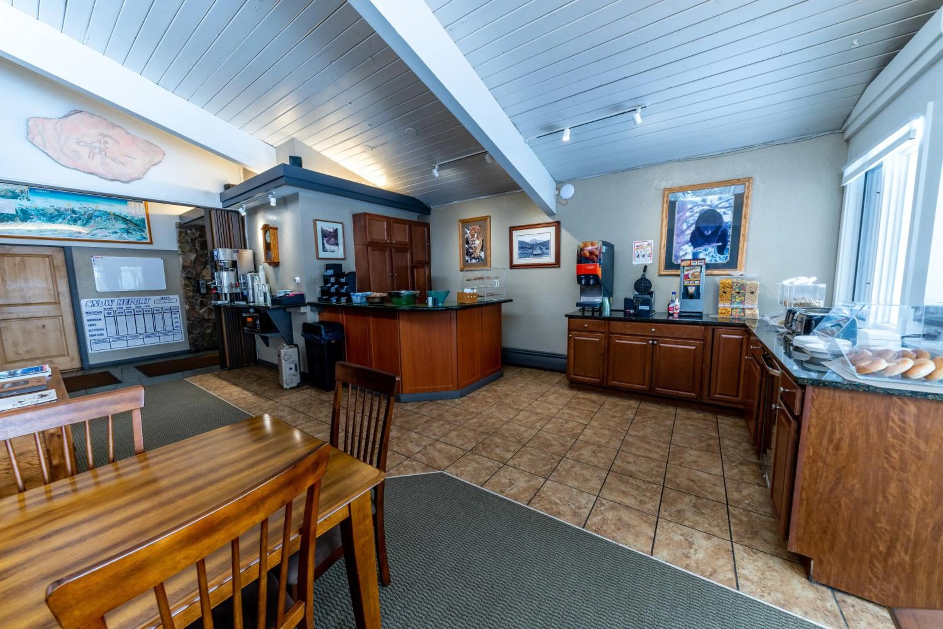 Breakfast in Pokolodi Lodge