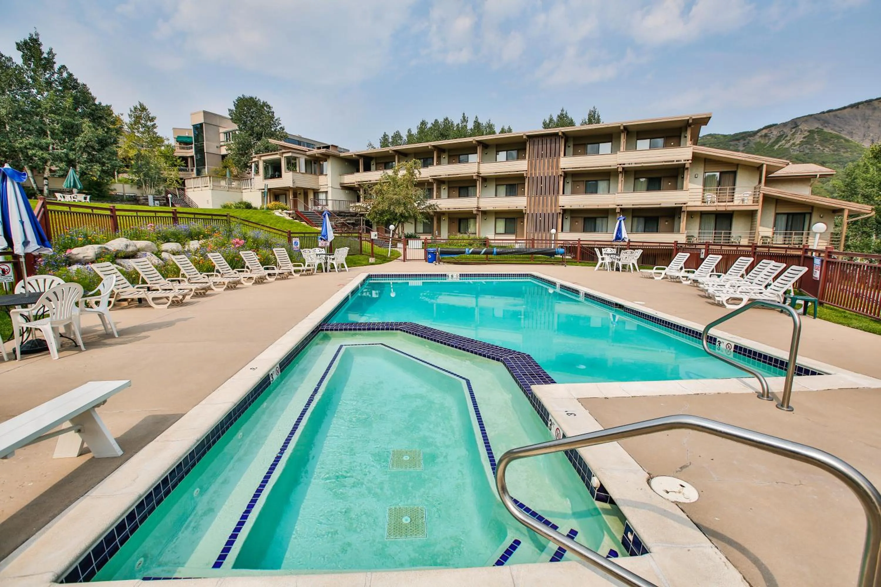 Swimming pool in Pokolodi Lodge