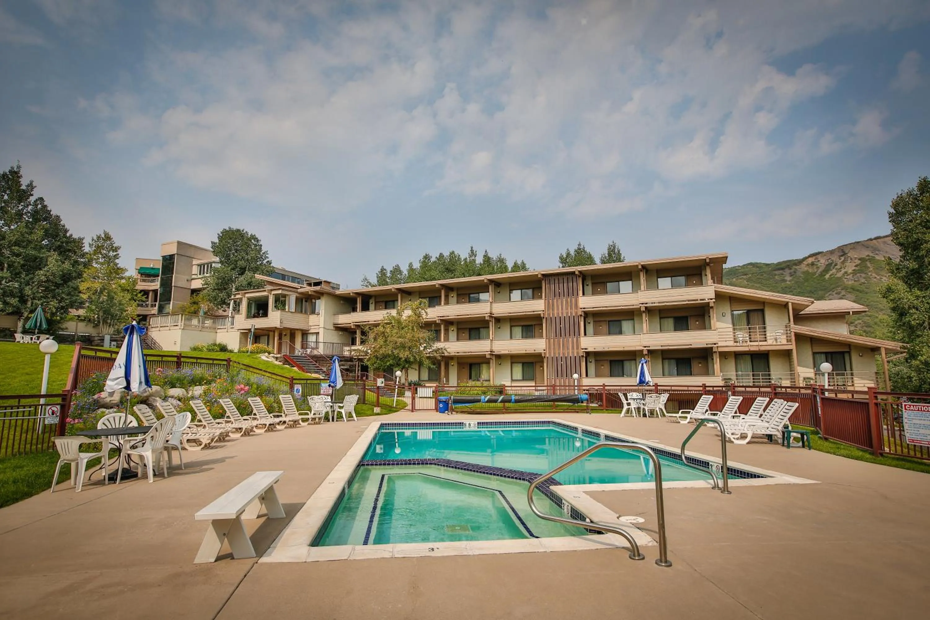 Swimming pool in Pokolodi Lodge