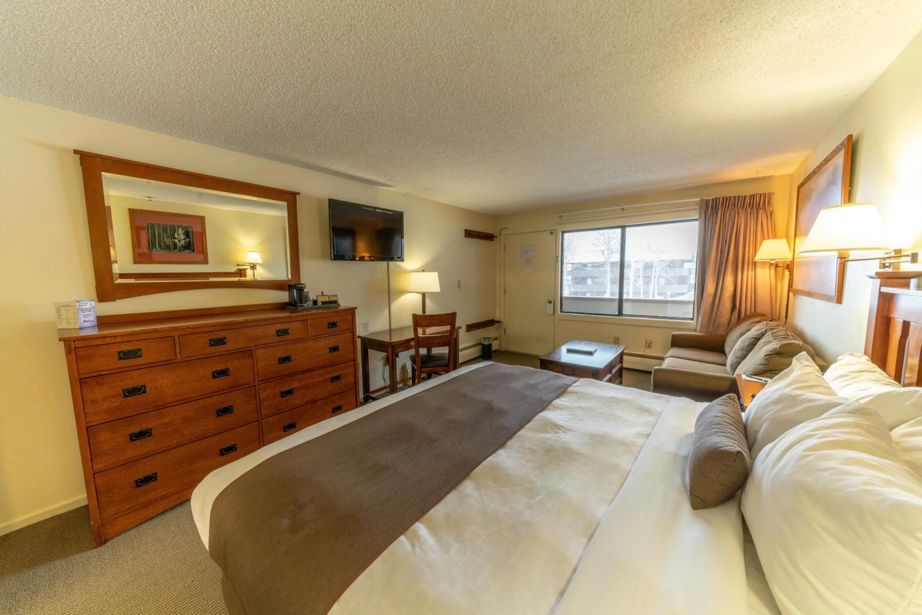 Photo of the whole room, Bed in Pokolodi Lodge