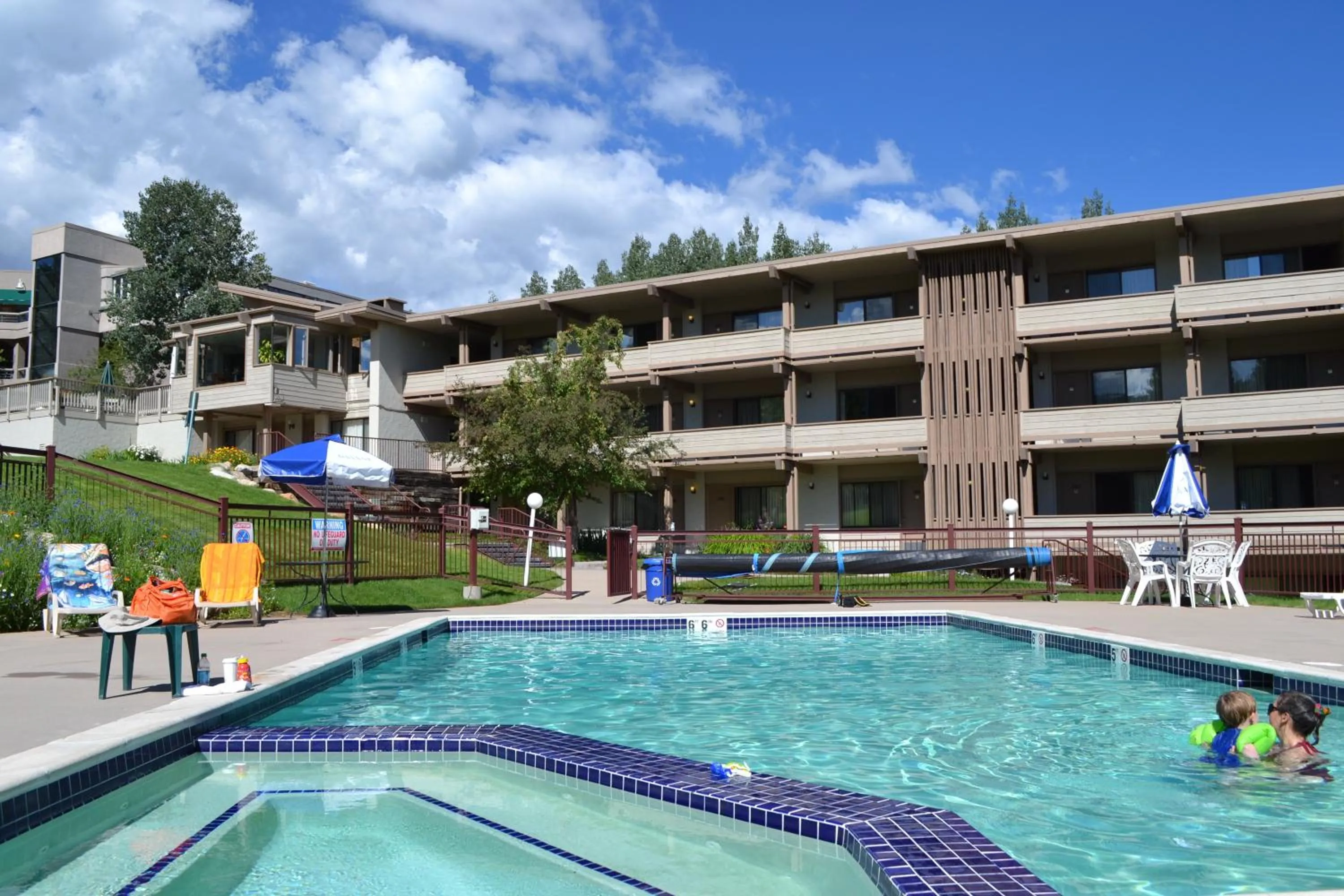 Swimming pool in Pokolodi Lodge