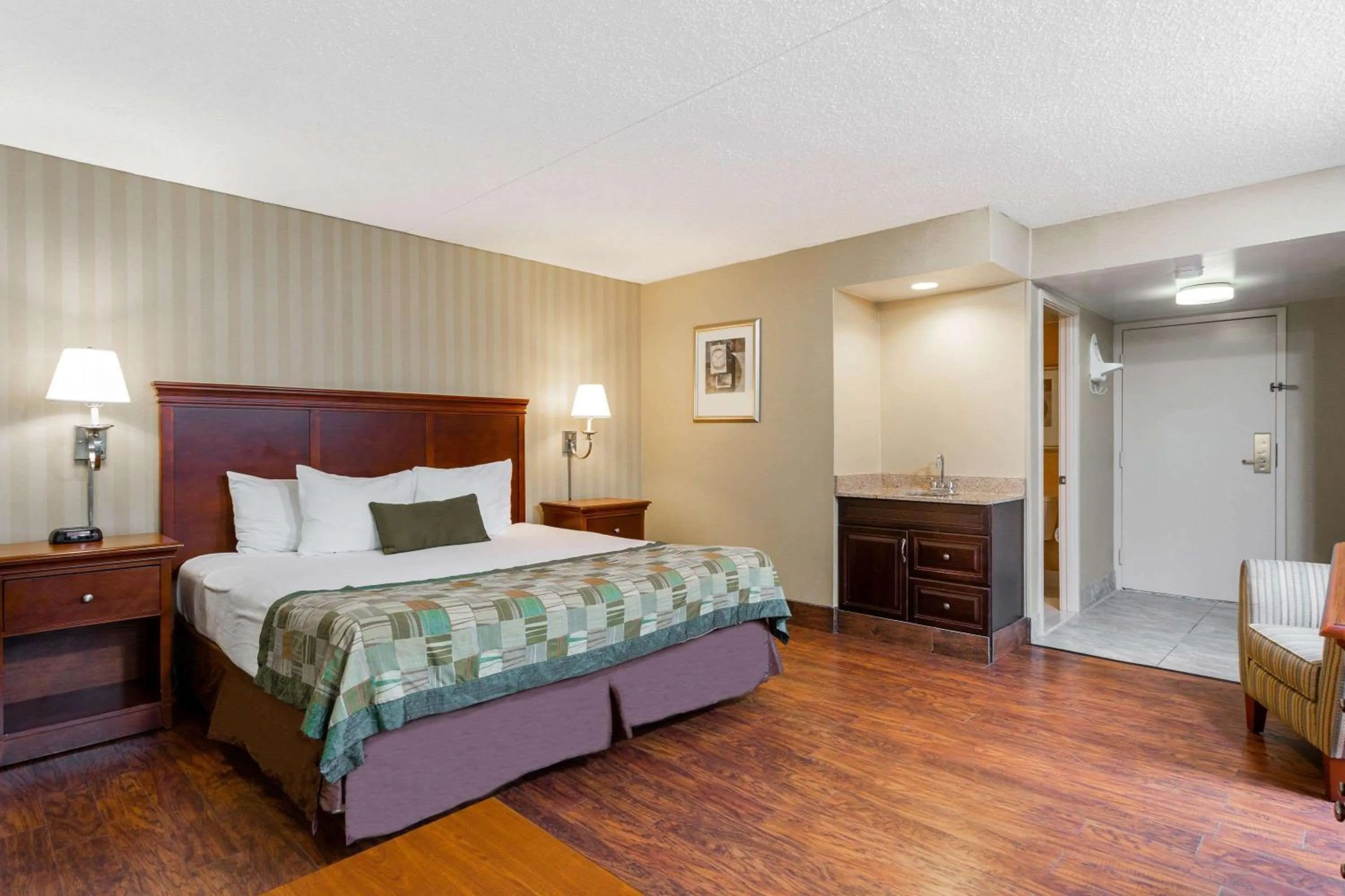 Photo of the whole room, Bed in Days Inn by Wyndham Westminster