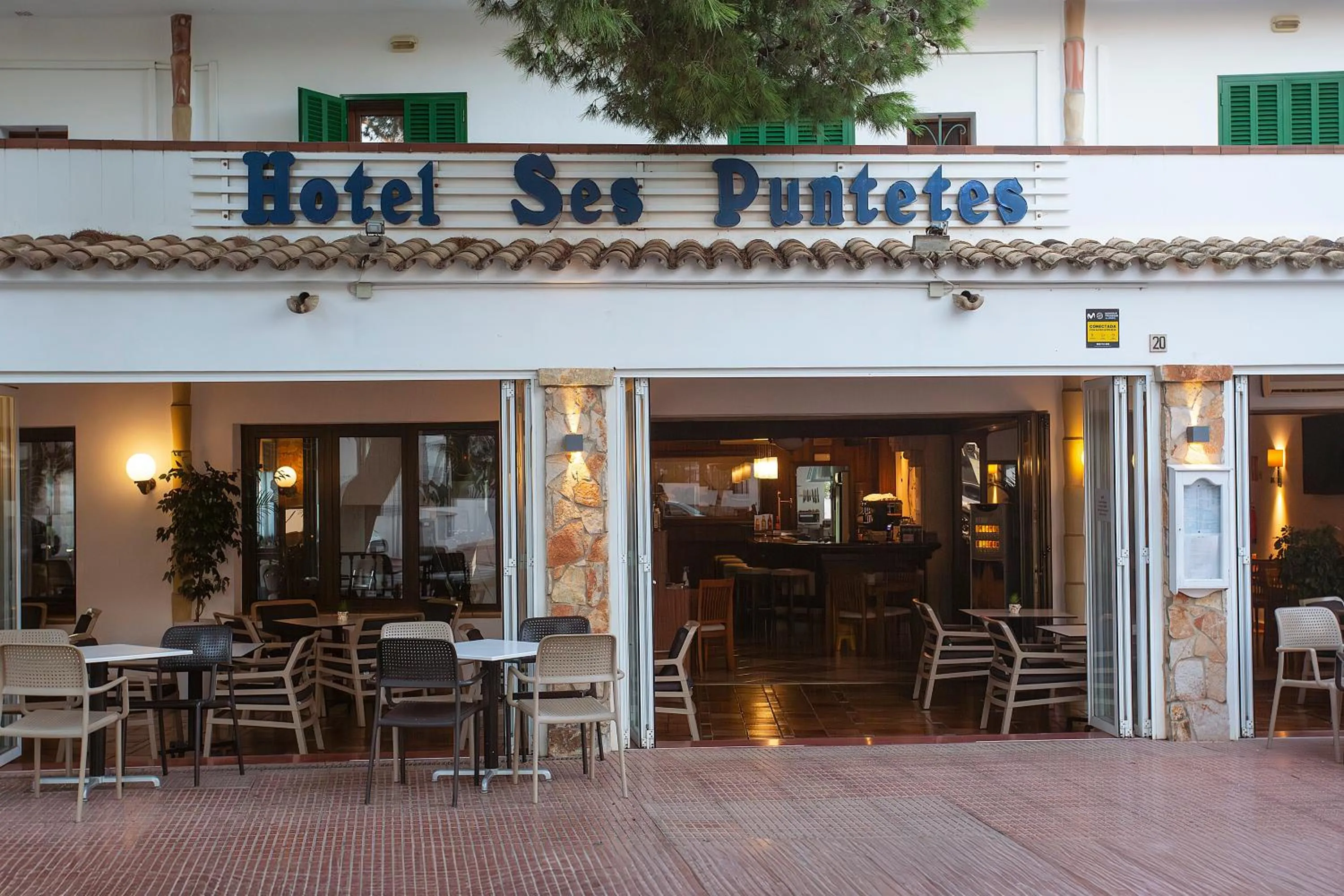 Restaurant/places to eat in Hotel Ses Puntetes