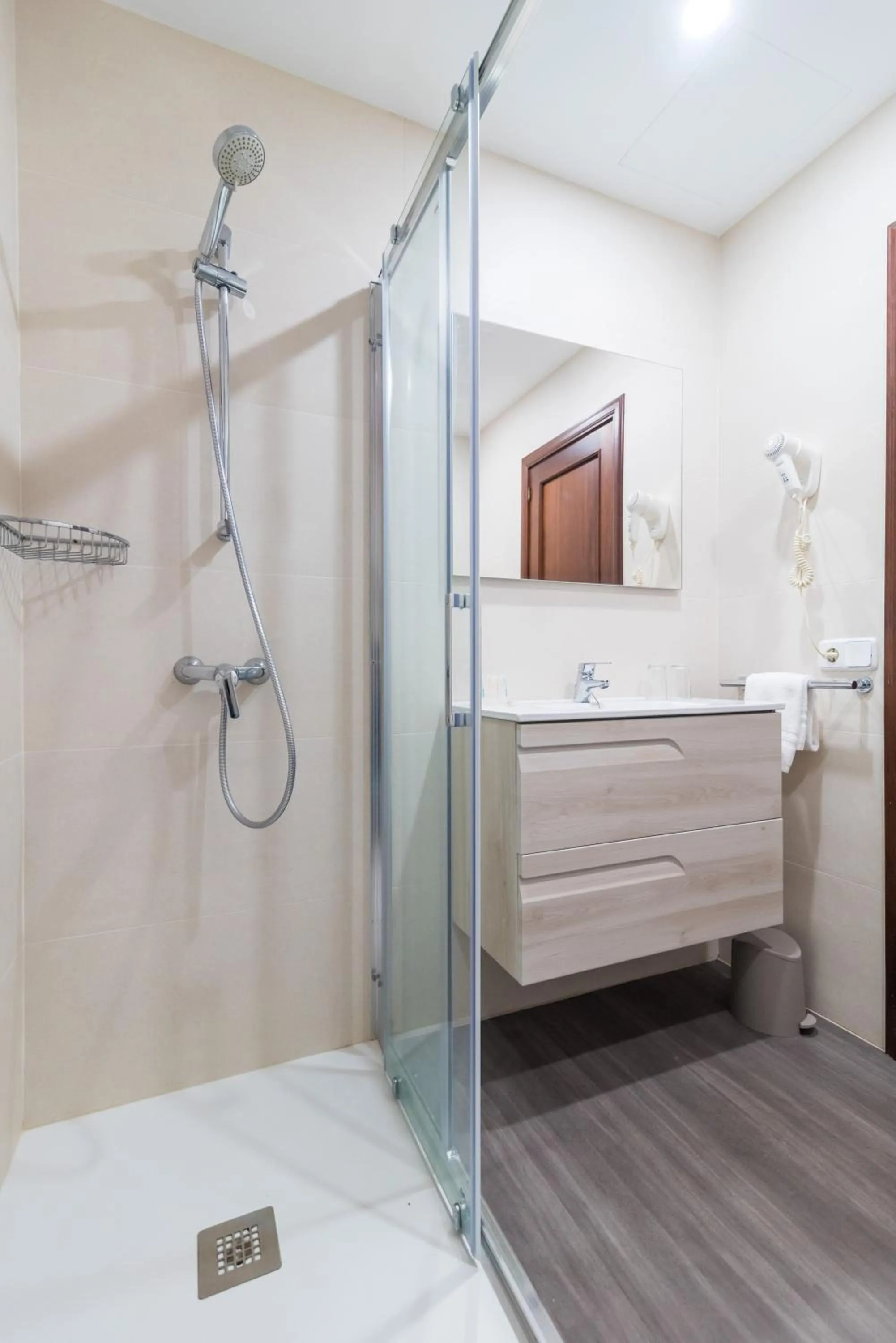 Shower, Bed in Hotel Ses Puntetes