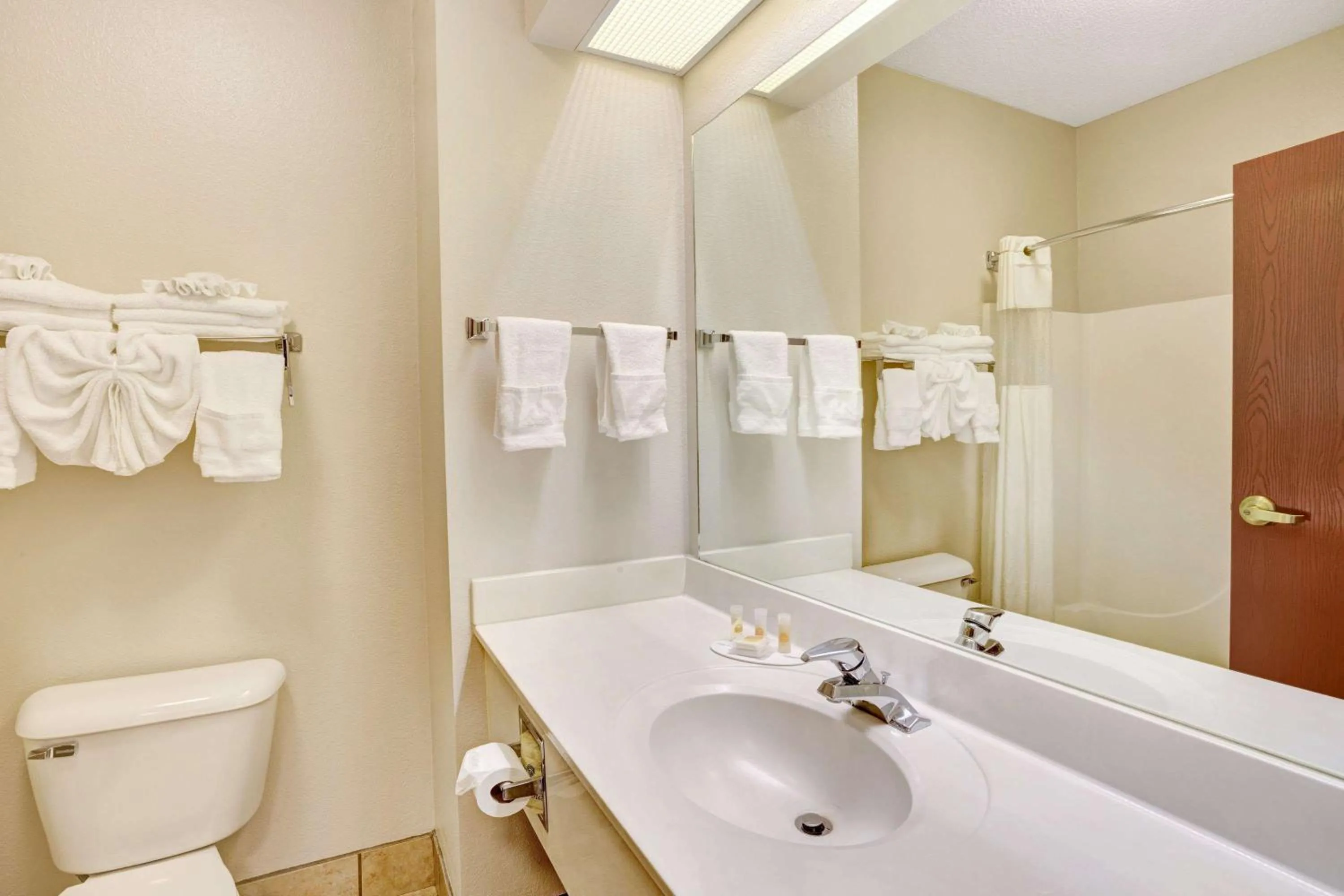 Photo of the whole room in Days Inn & Suites by Wyndham Louisville SW