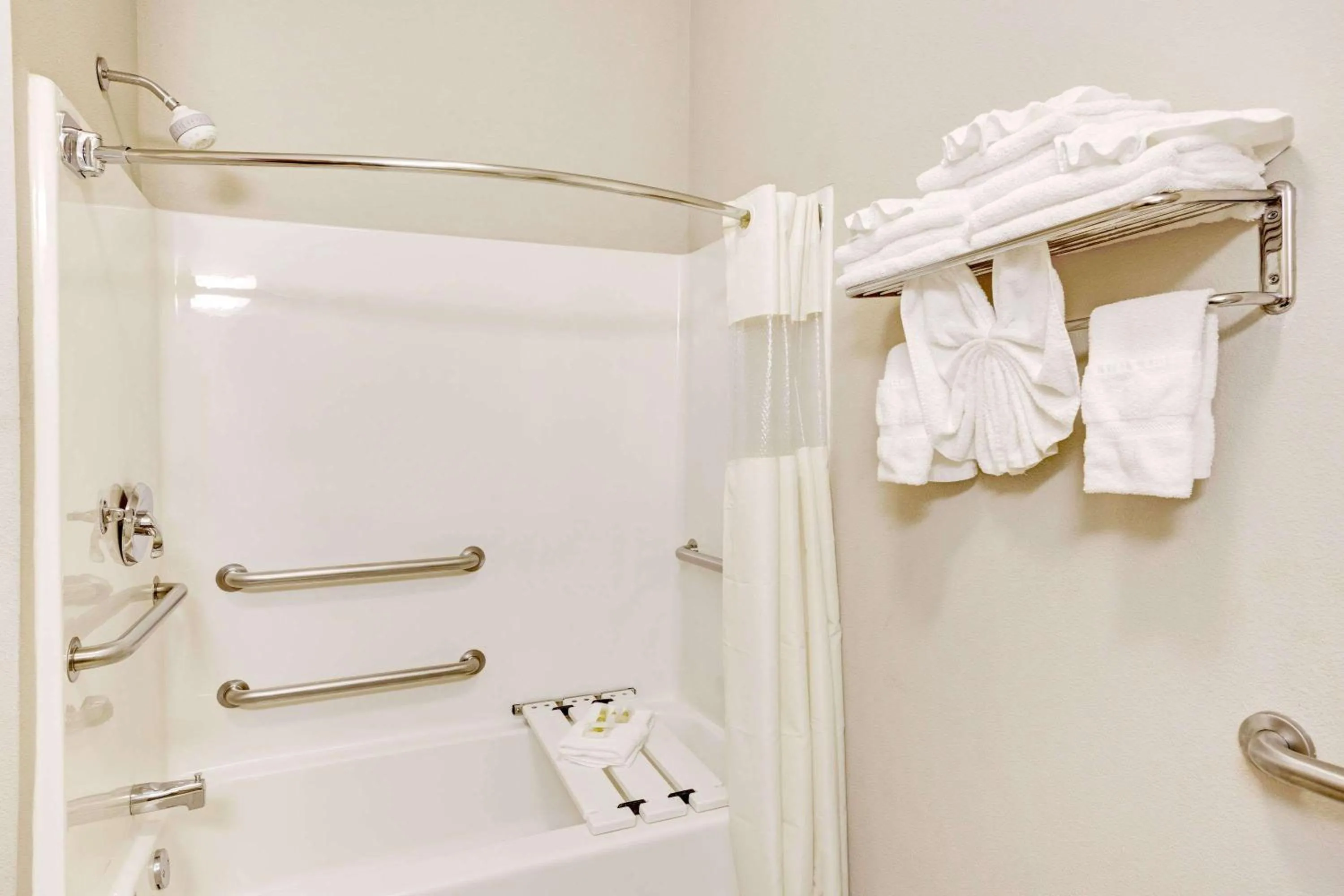 Photo of the whole room in Days Inn & Suites by Wyndham Louisville SW